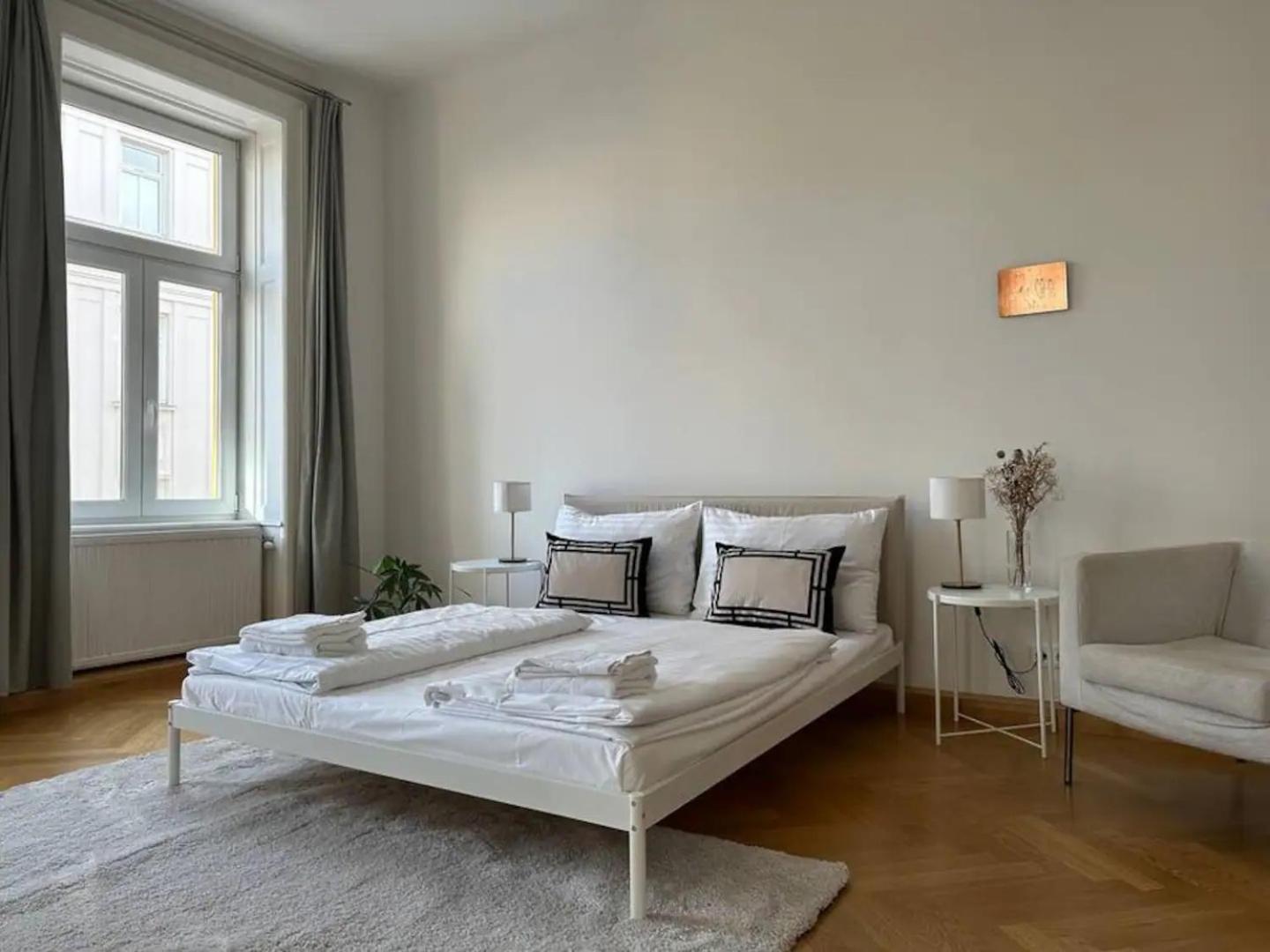 Large Apartment near AKH, 3 Min to Metro