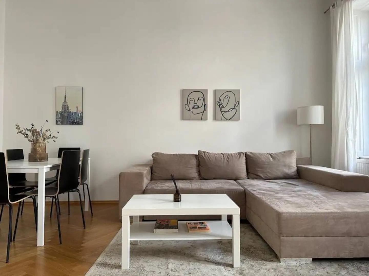 Large Apartment near AKH, 3 Min to Metro