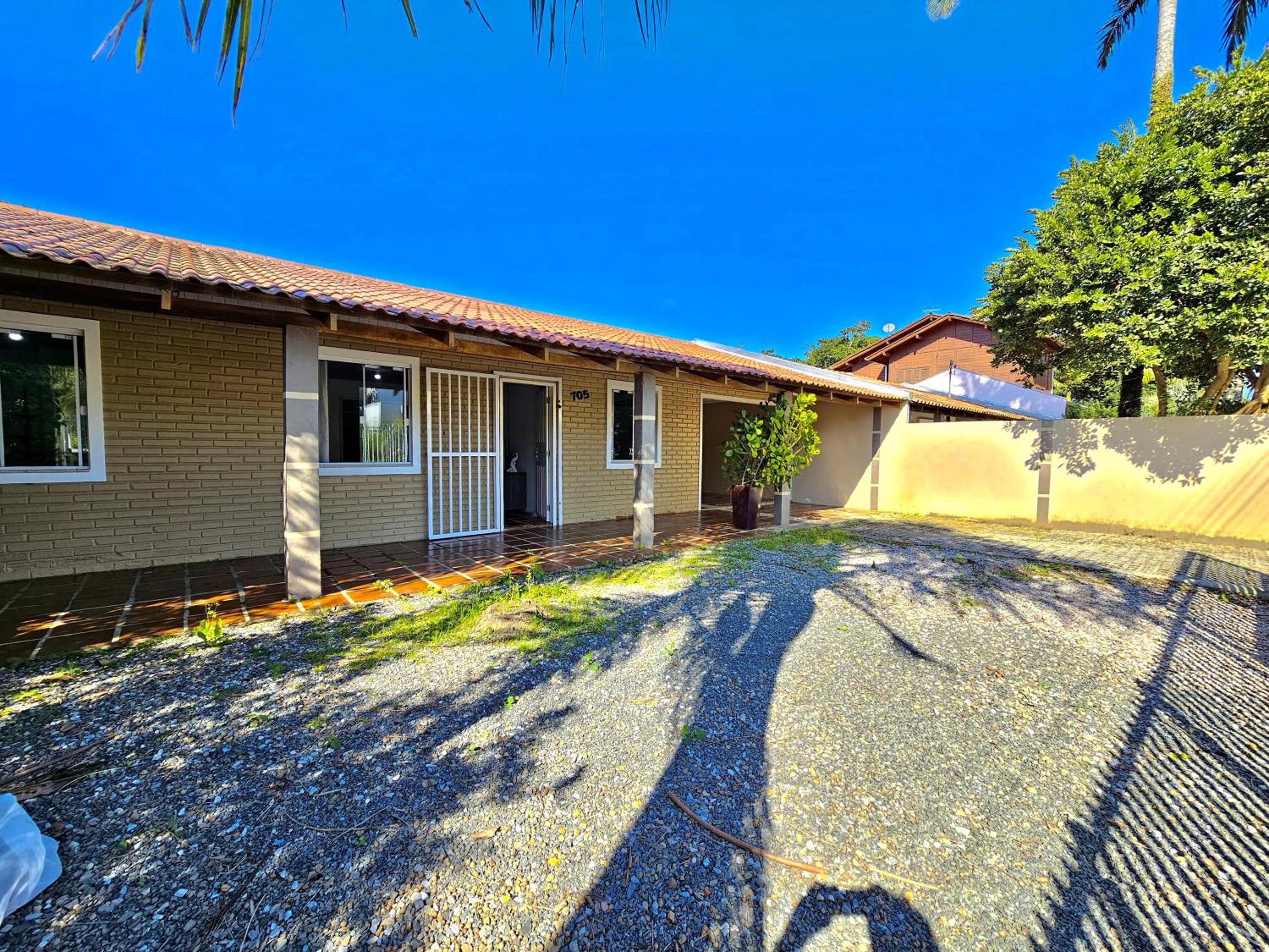 CASA AMBAR COM PISCINA A 400 METROS DA PRAIA DE Mariscal BOMBINHAS N 705