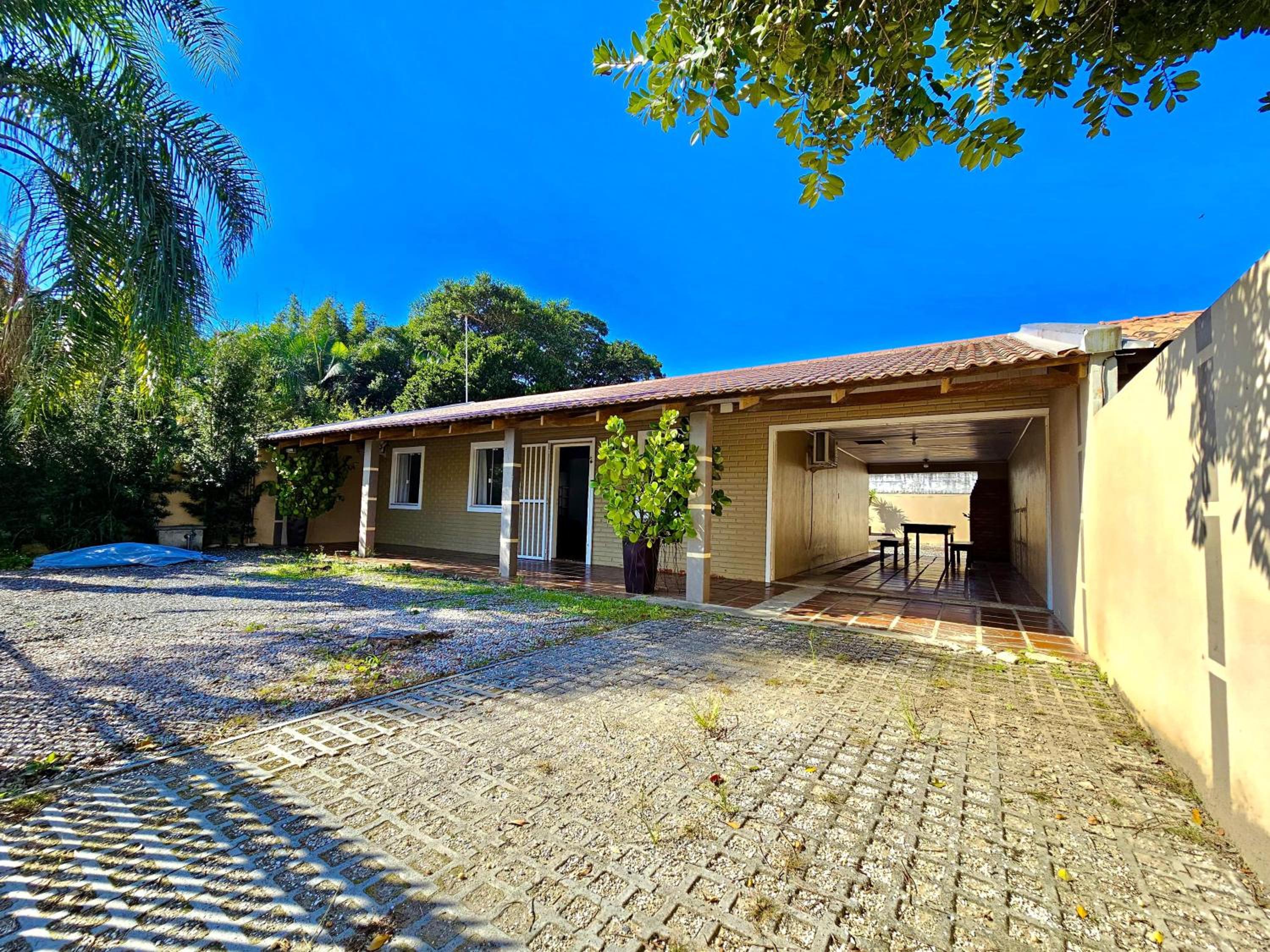 CASA AMBAR COM PISCINA A 400 METROS DA PRAIA DE Mariscal BOMBINHAS N 705