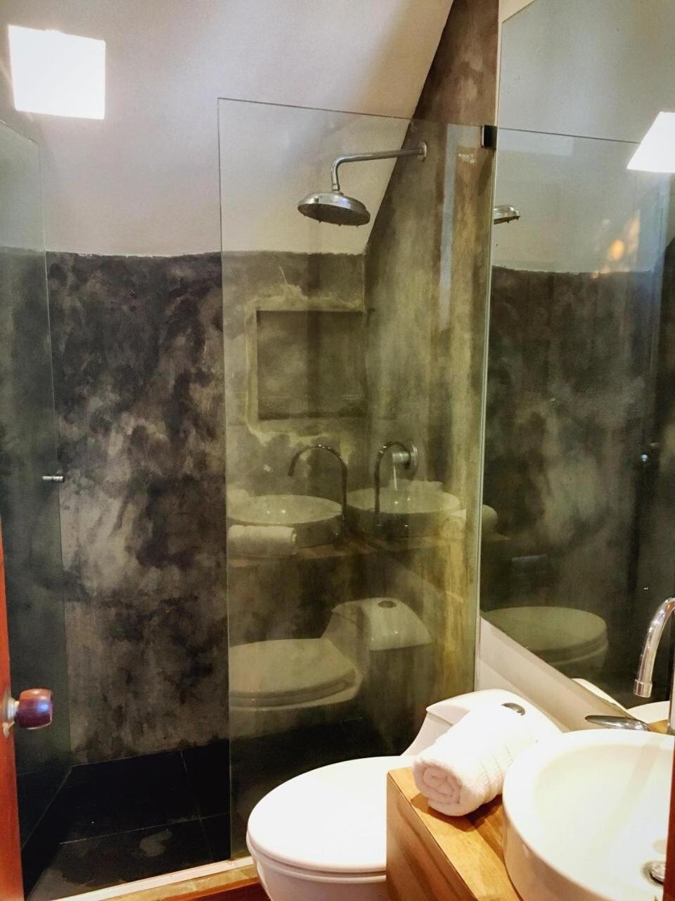NEW Great Triplex 2BR W jacuzzi and 3 terraces