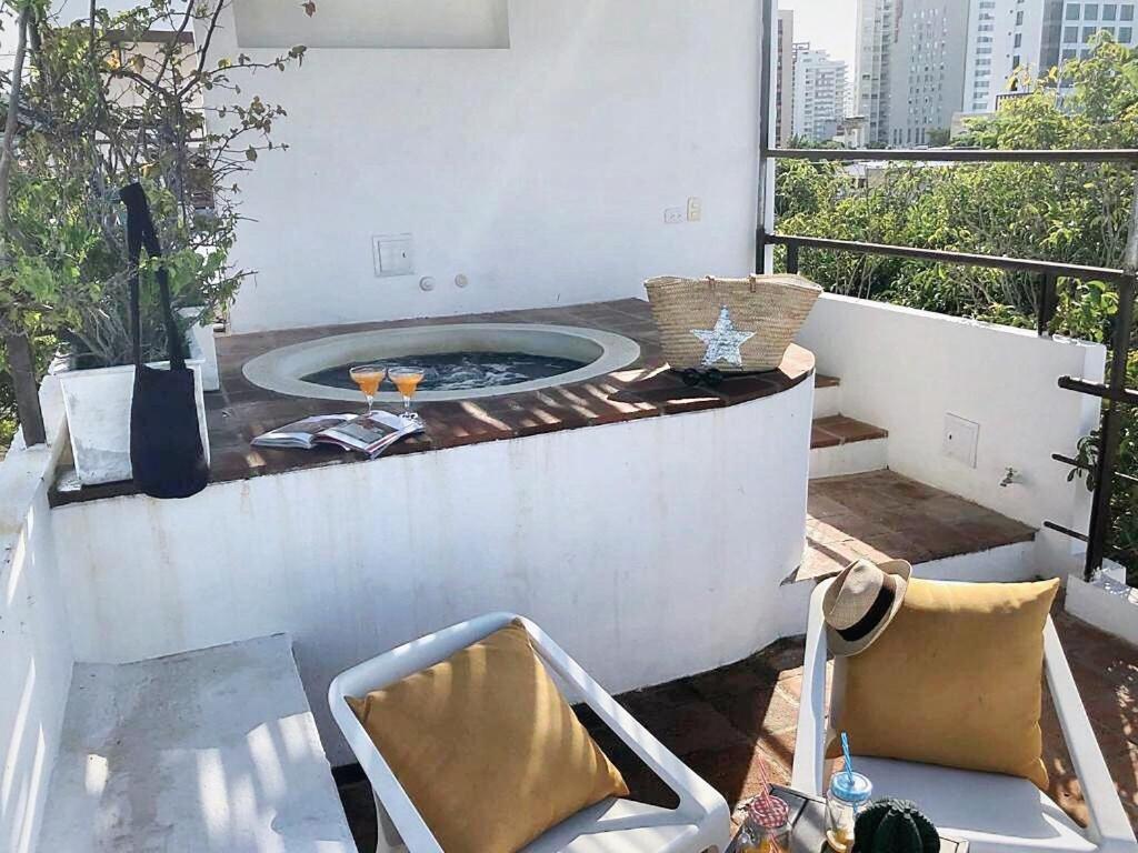 NEW Great Triplex 2BR W jacuzzi and 3 terraces