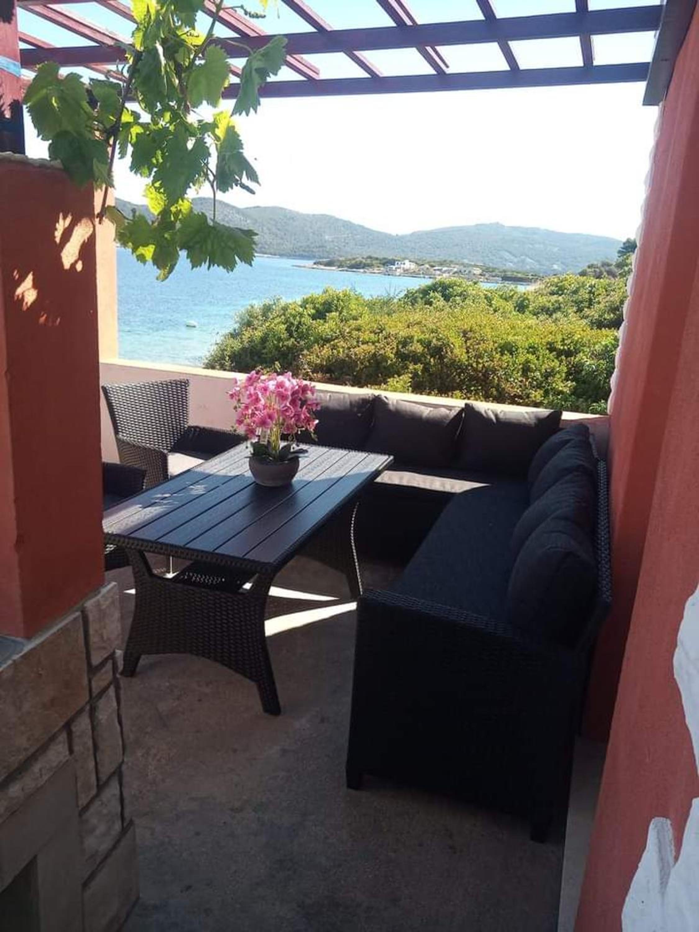 Charming house with sea view in Potirna, garden
