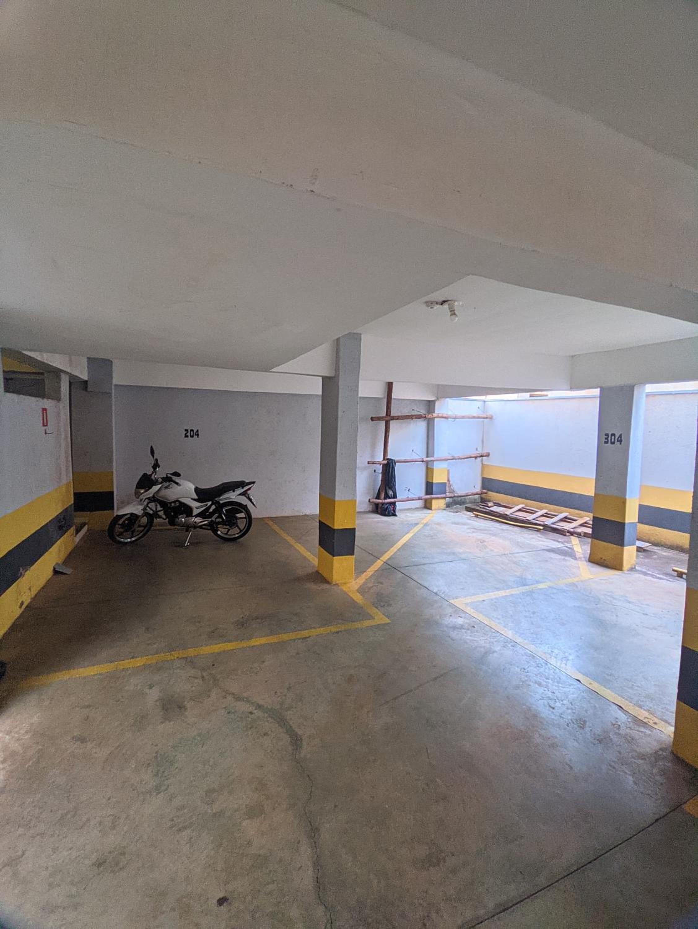 Quarto em Apto Compartilhado Bem Localizado AP 204