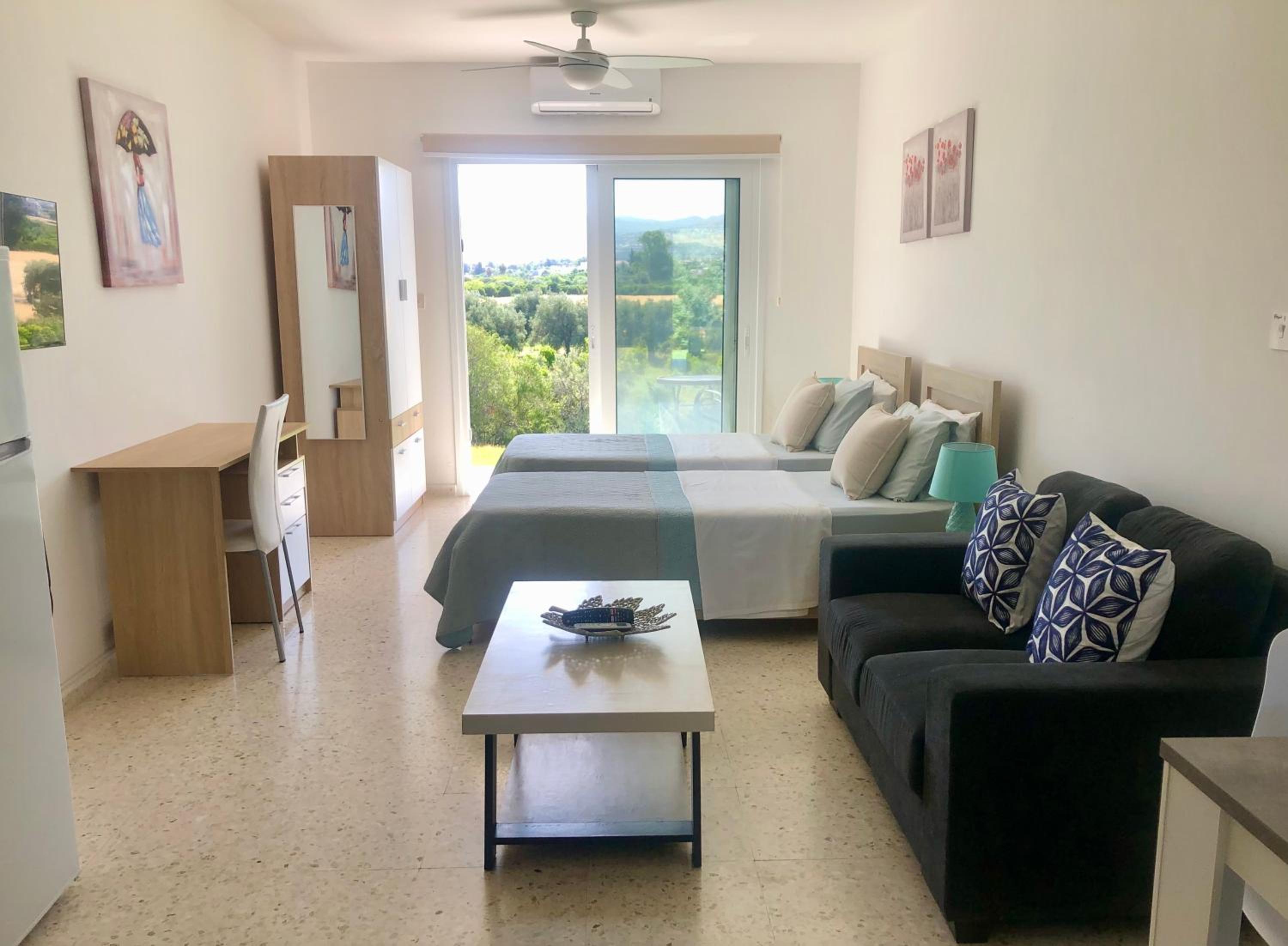 White House studio with sea view and parking