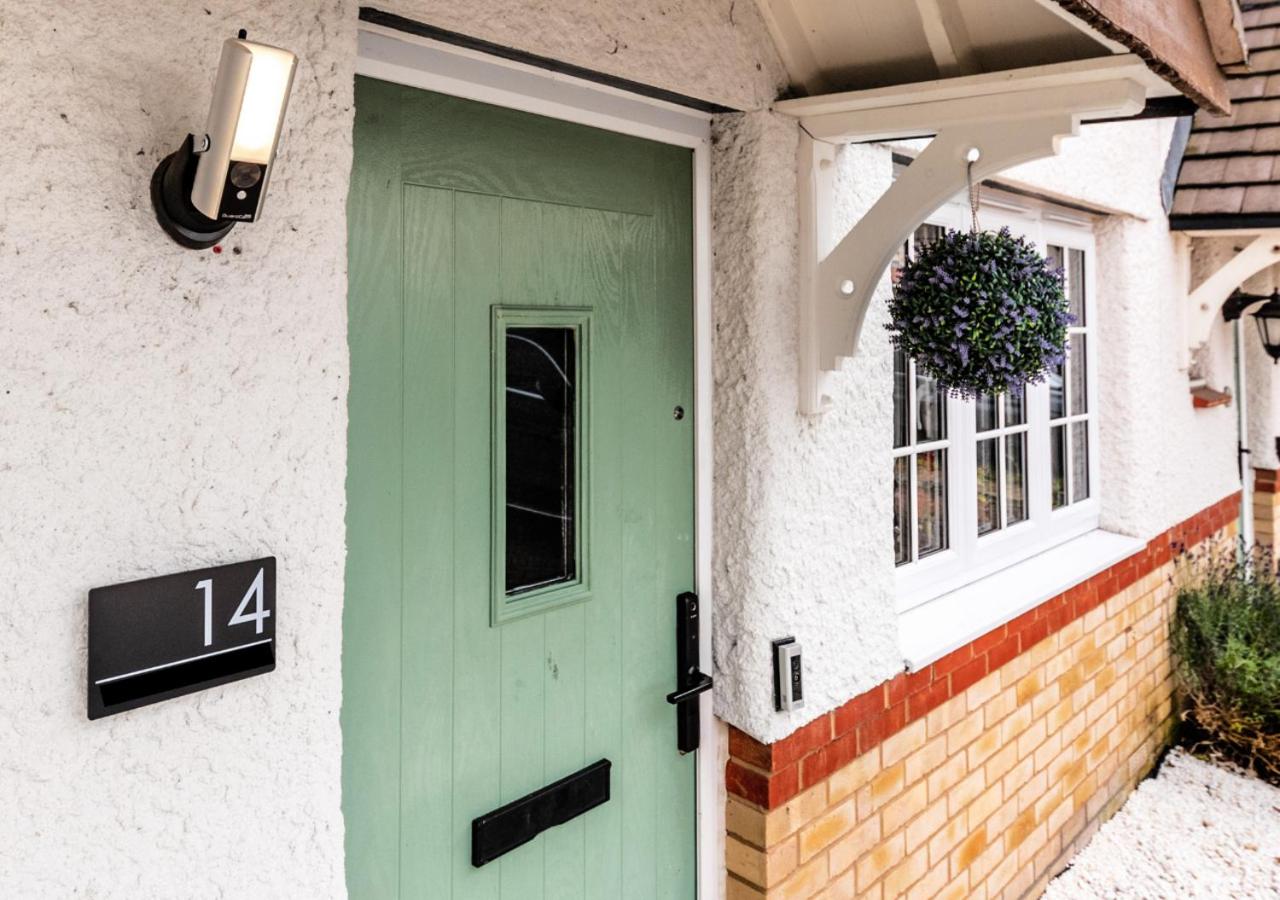 Casa De Mina Modern Cozy Home, Sleeps 7, 4Bed 2Bath, Smart Lock, 2 Parking Spaces, Fully Equipped Home, NETFLIX, Easy access to London City 4 train station view 2