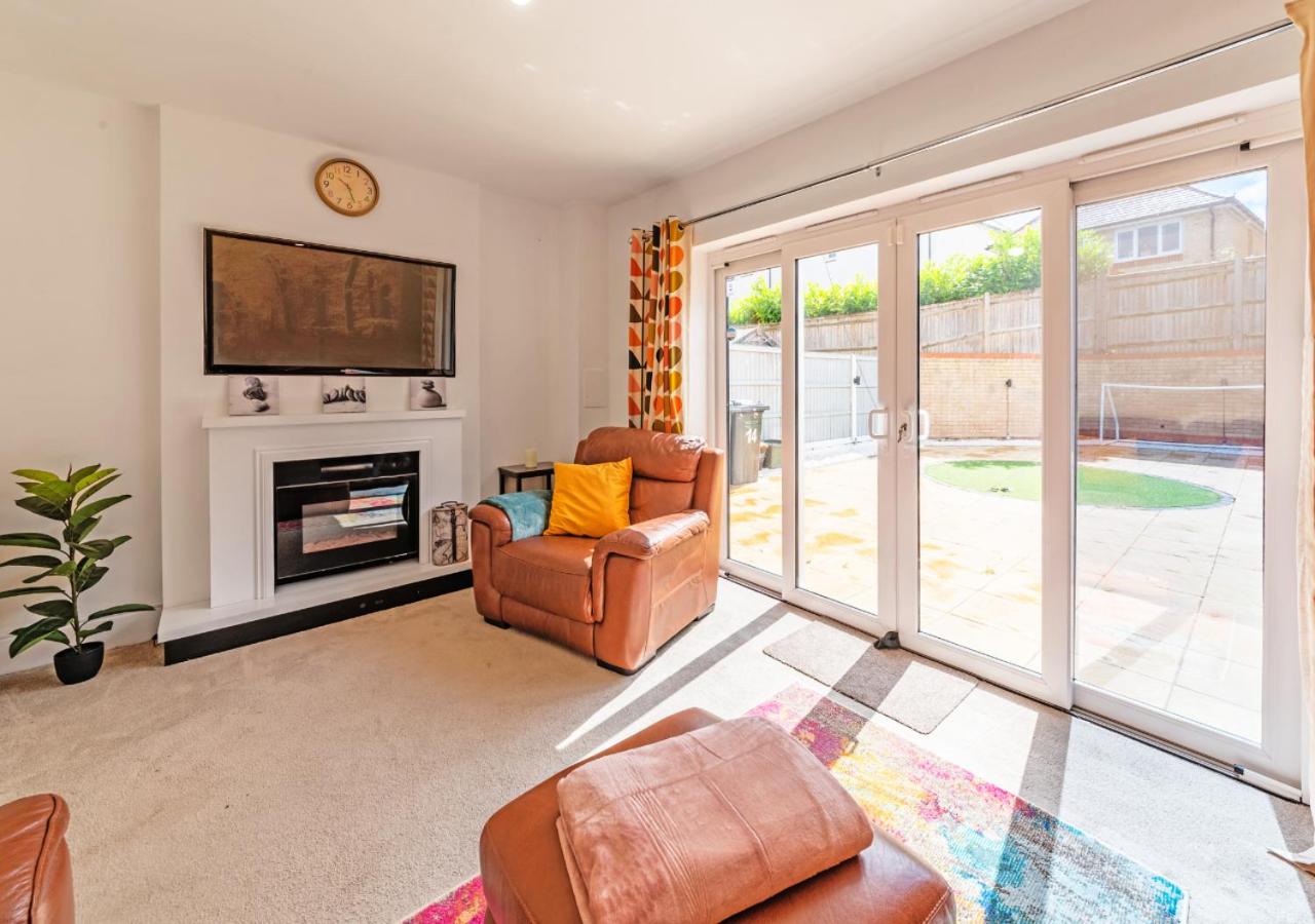 Casa De Mina Modern Cozy Home, Sleeps 7, 4Bed 2Bath, Smart Lock, 2 Parking Spaces, Fully Equipped Home, NETFLIX, Easy access to London City 4 train station view 4