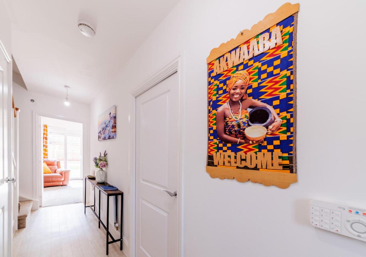 Casa De Mina Modern Cozy Home, Sleeps 7, 4Bed 2Bath, Smart Lock, 2 Parking Spaces, Fully Equipped Home, NETFLIX, Easy access to London City 4 train station view 3