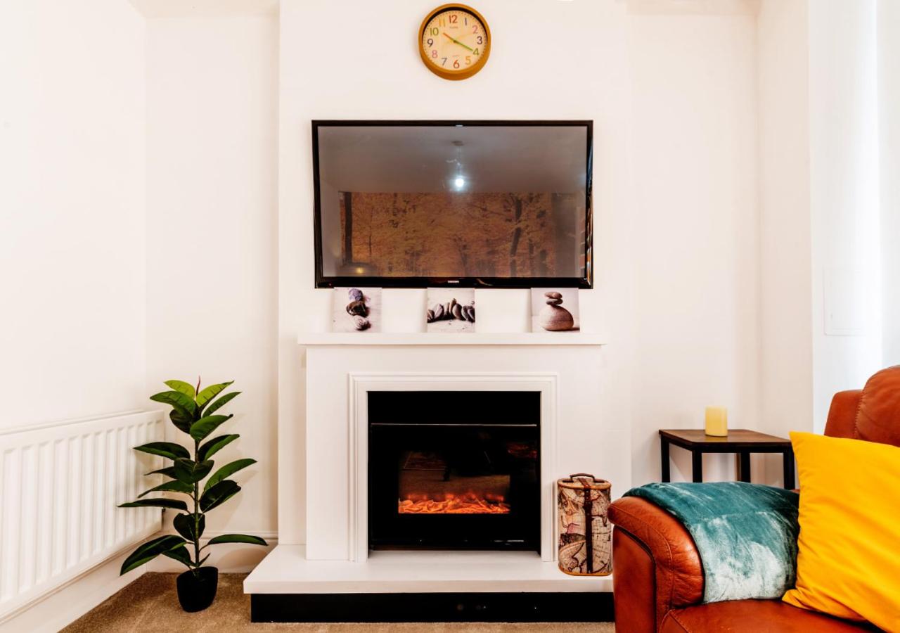 Casa De Mina Modern Cozy Home, Sleeps 7, 4Bed 2Bath, Smart Lock, 2 Parking Spaces, Fully Equipped Home, NETFLIX, Easy access to London City 4 train station view 5