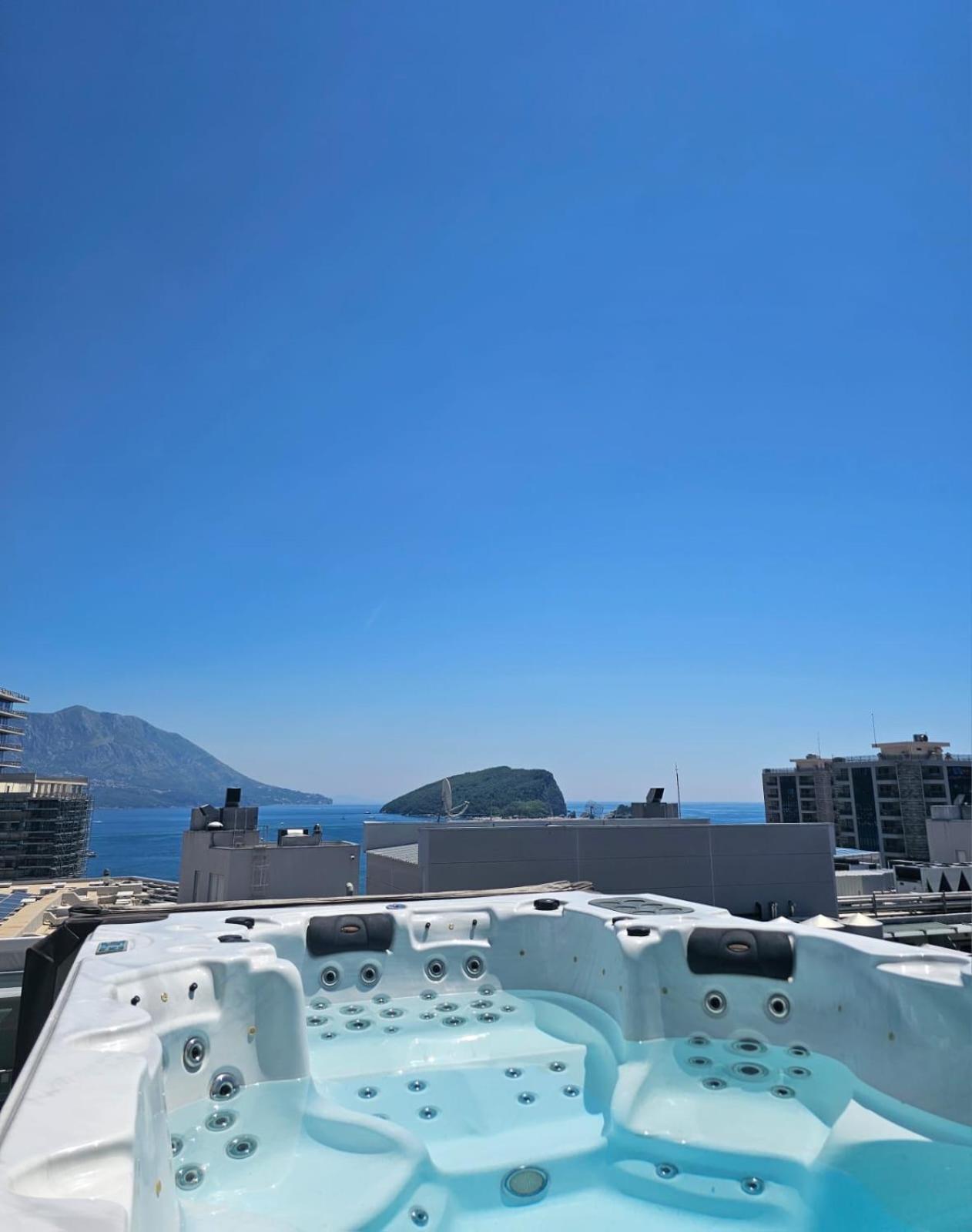 Penthouse see view with pool on terrace!
