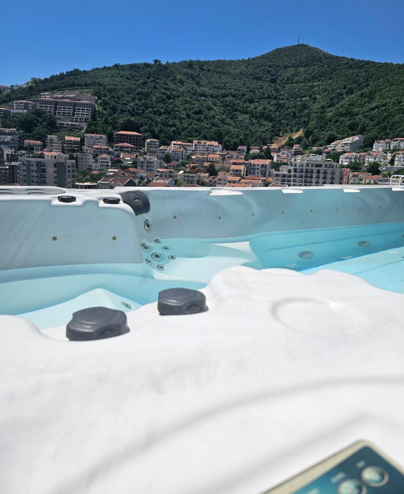Penthouse see view with pool on terrace!