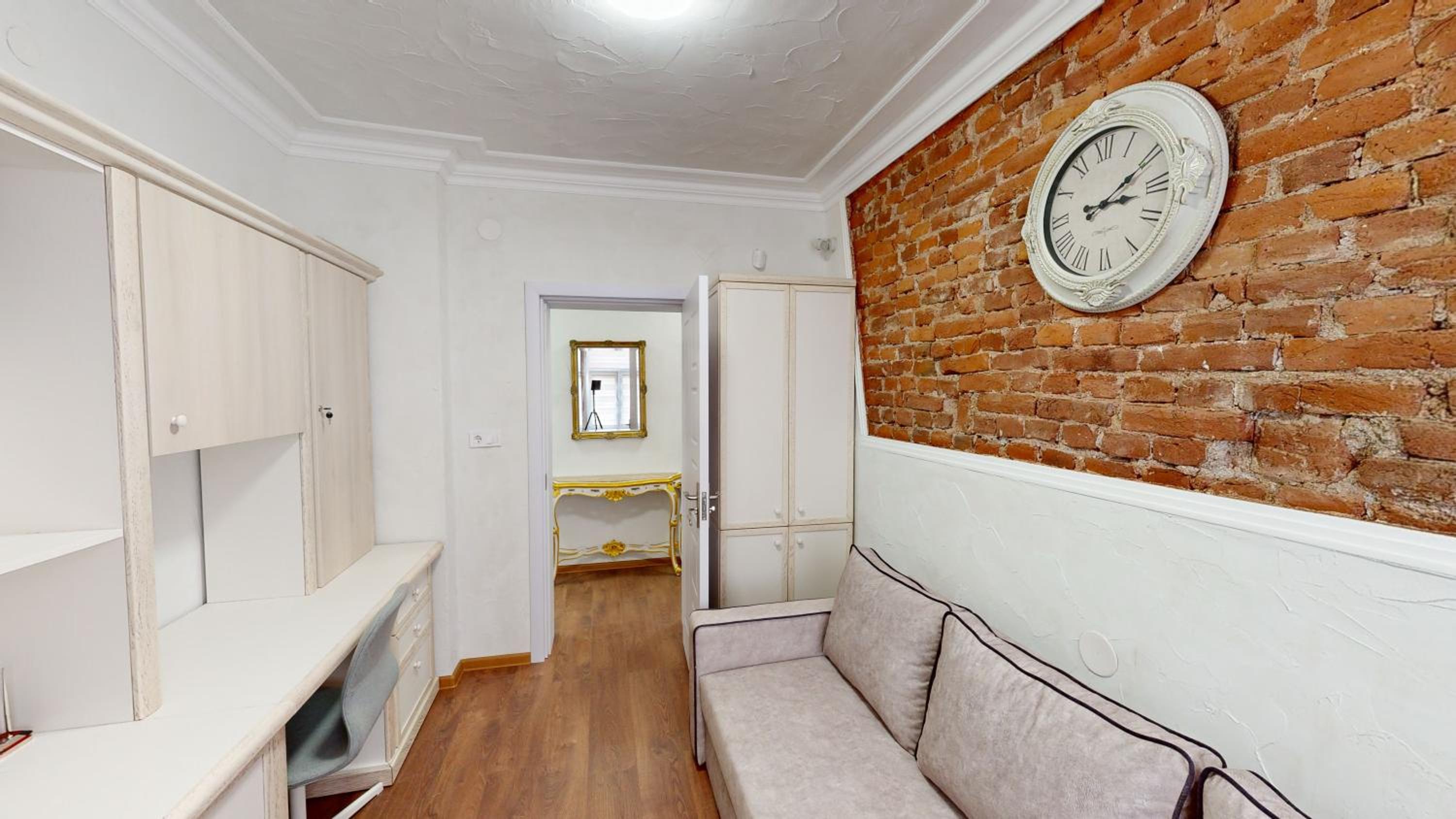 Central Modern 1BR Apartment & Parking