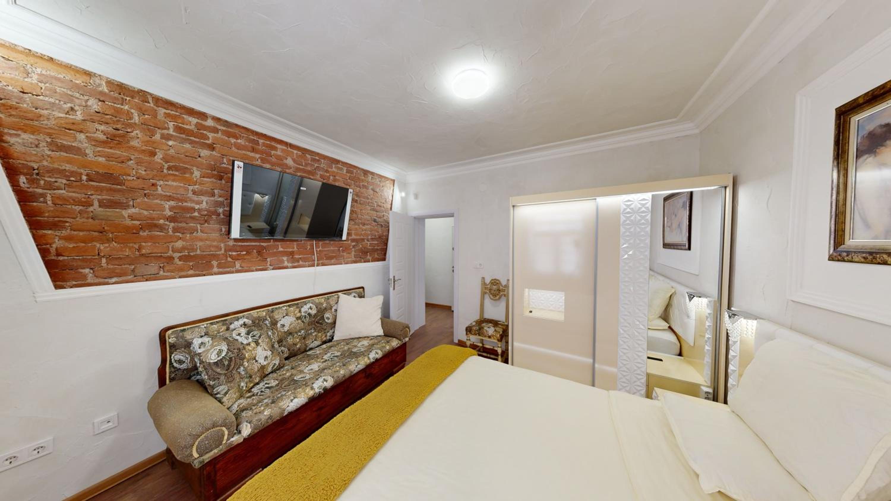 Central Modern 1BR Apartment & Parking