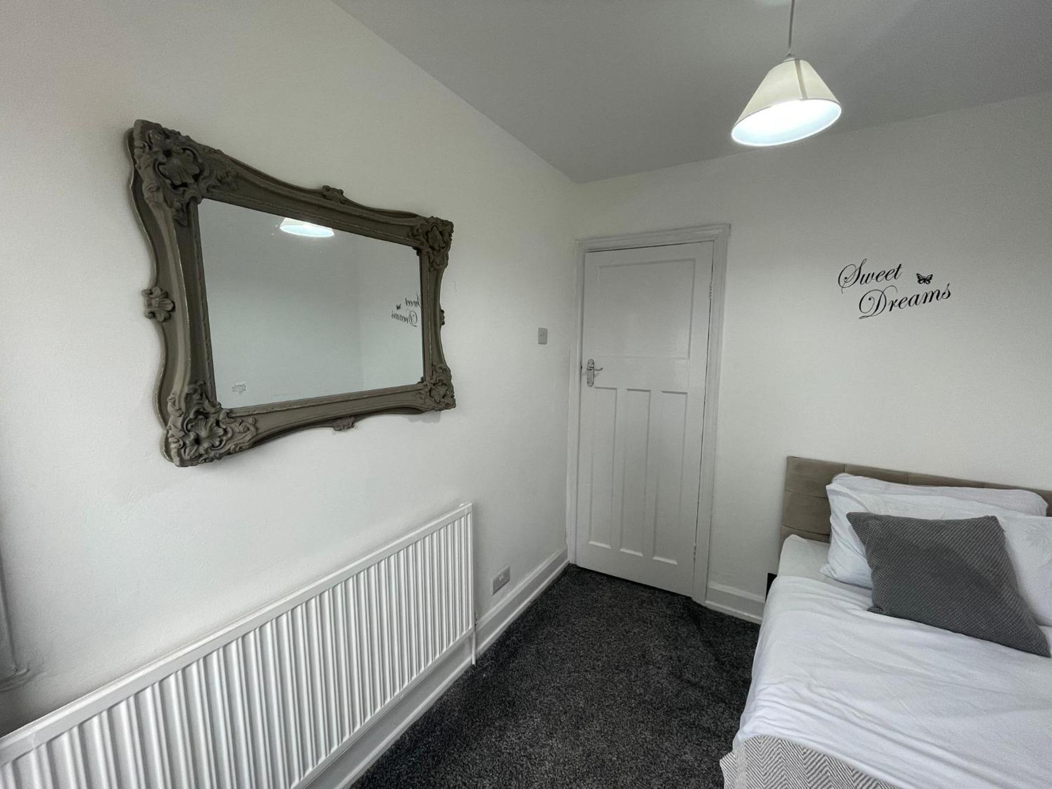 Spacious 4BR Home Near The NEC The Airport and Heartlands Hospital view 5