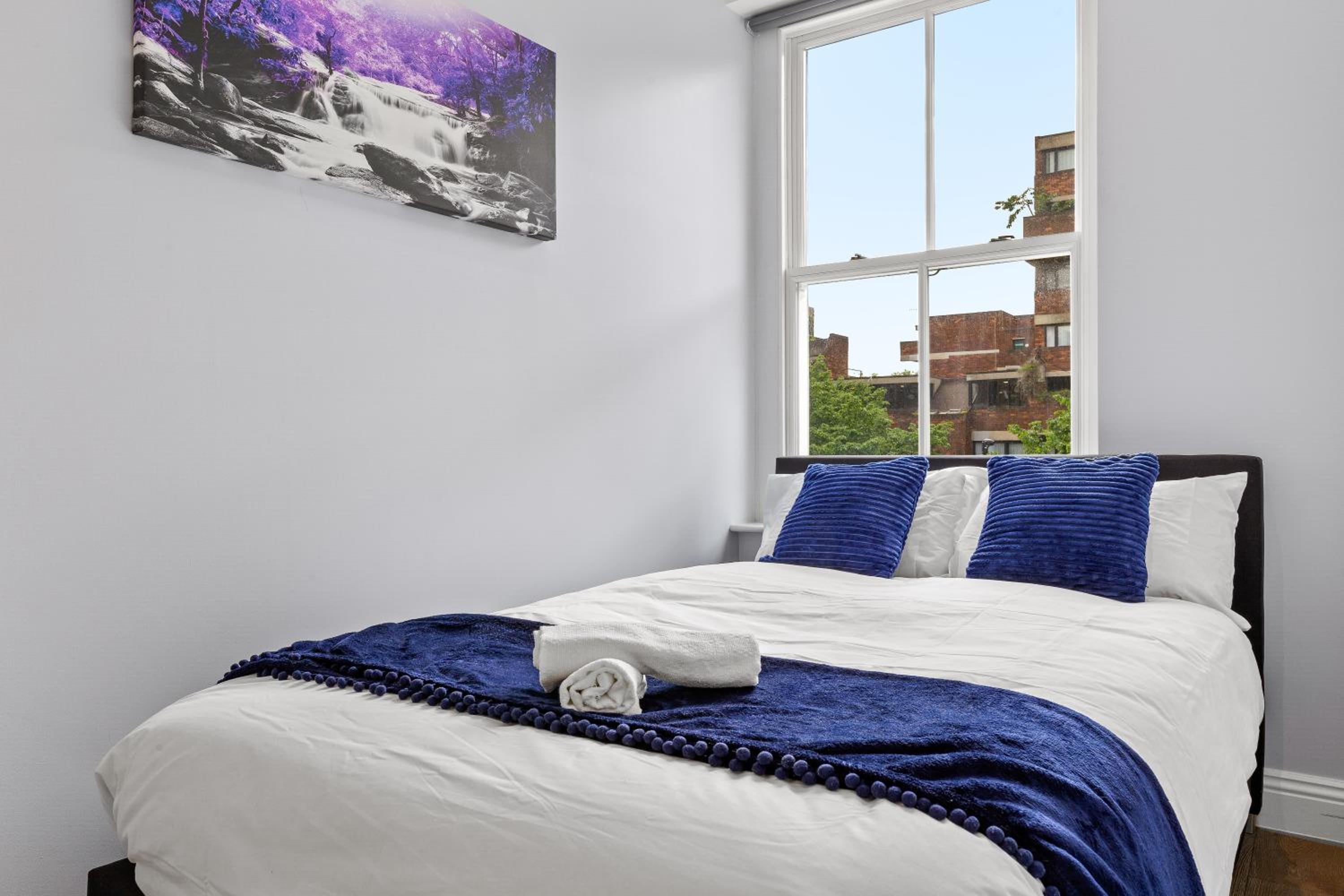 Stylish 2 bedroom apartment in Westminster Sleeps 5 with AC