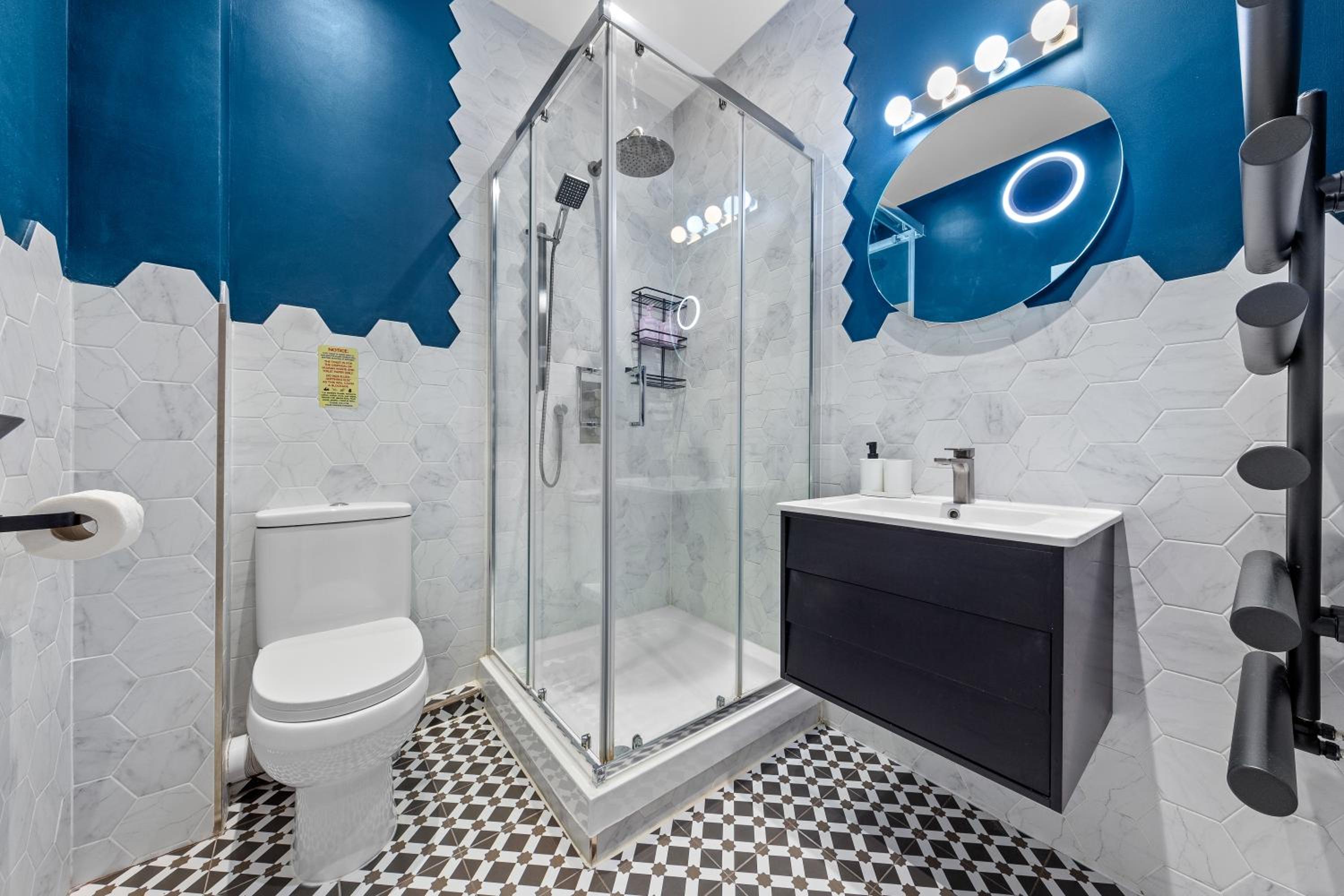 Stylish 2 bedroom apartment in Westminster Sleeps 5 with AC