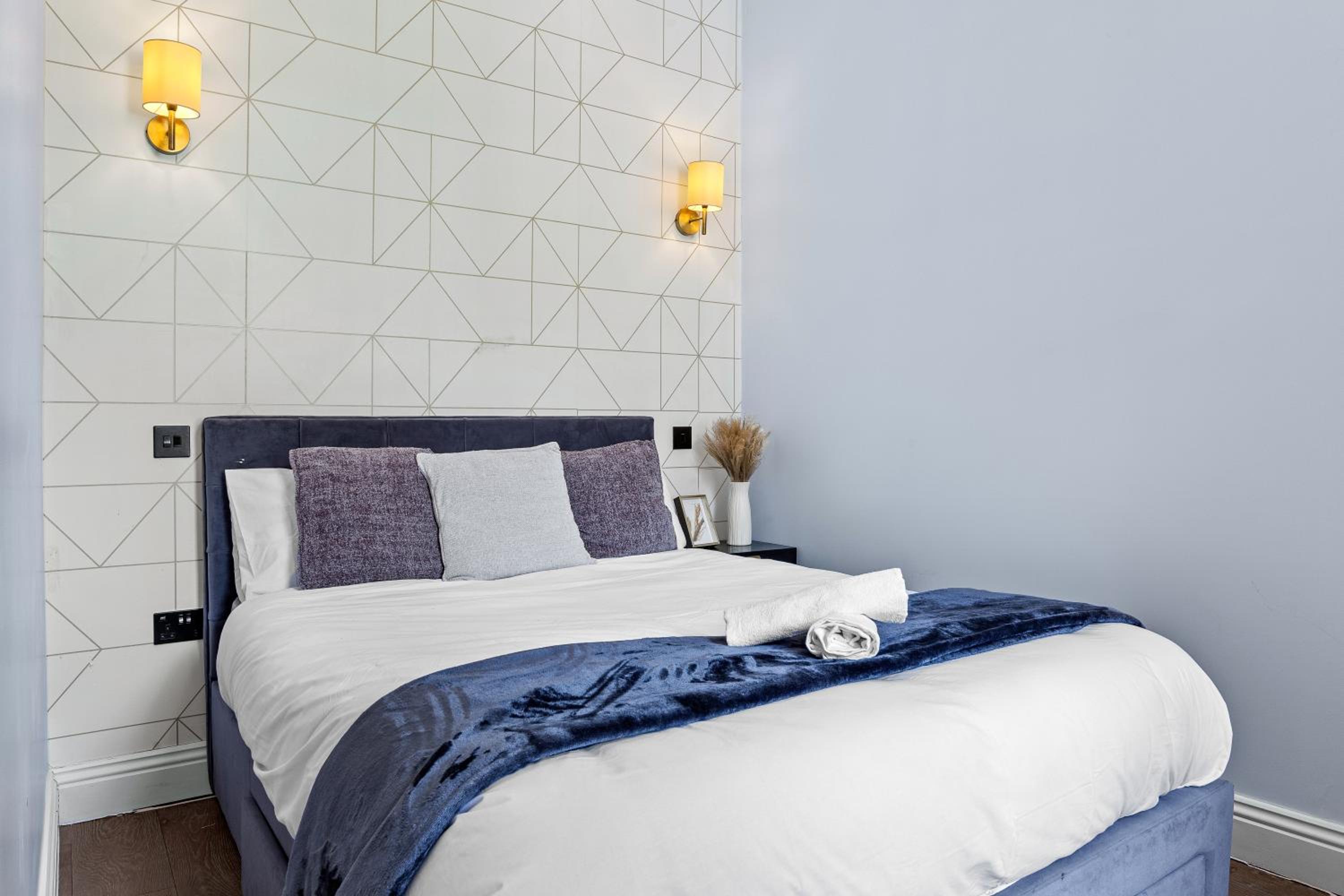 Stylish 2 bedroom apartment in Westminster Sleeps 5 with AC