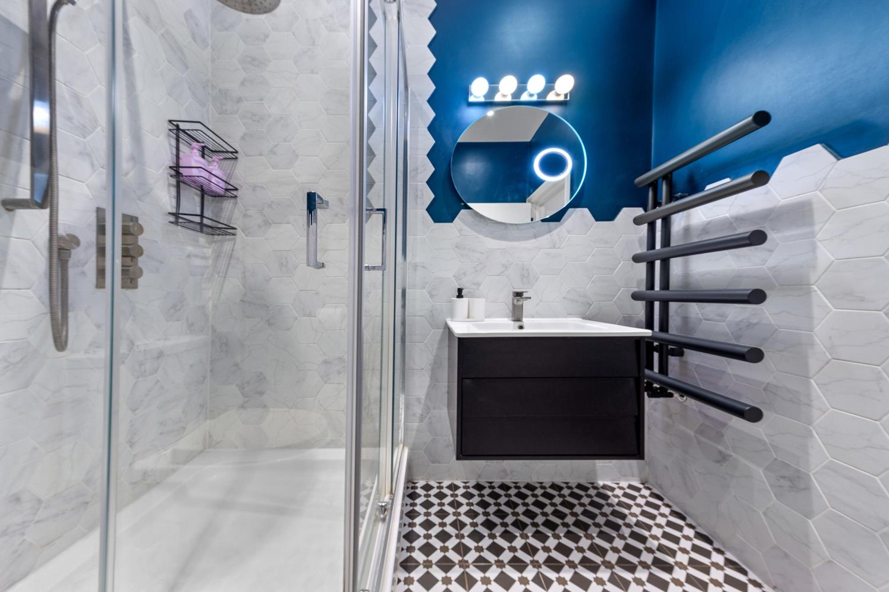 Stylish 2 bedroom apartment in Westminster Sleeps 5 with AC