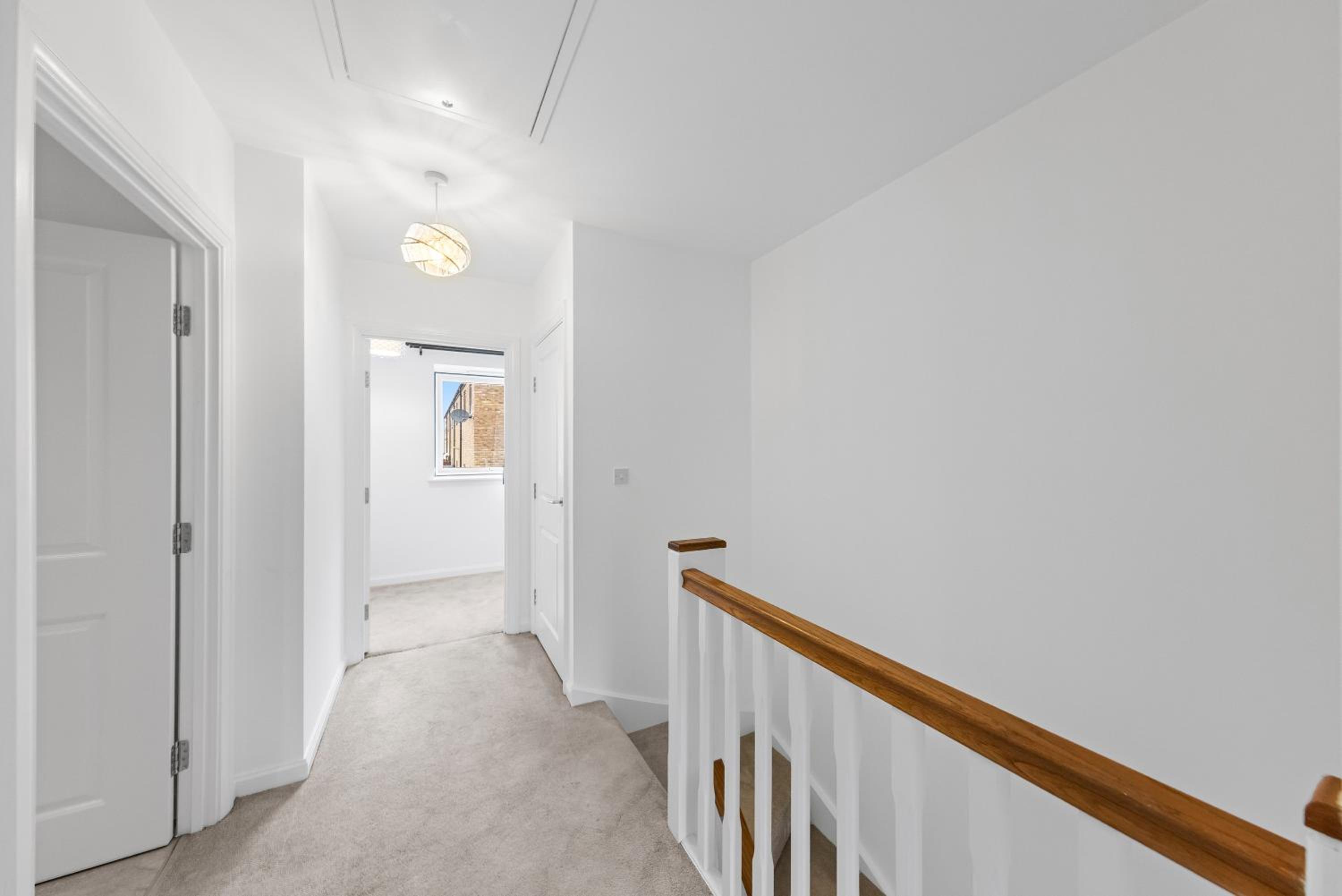 THE OAK - An Elegant 2 Bedroom House in Dartford - London Zone 8 view 3