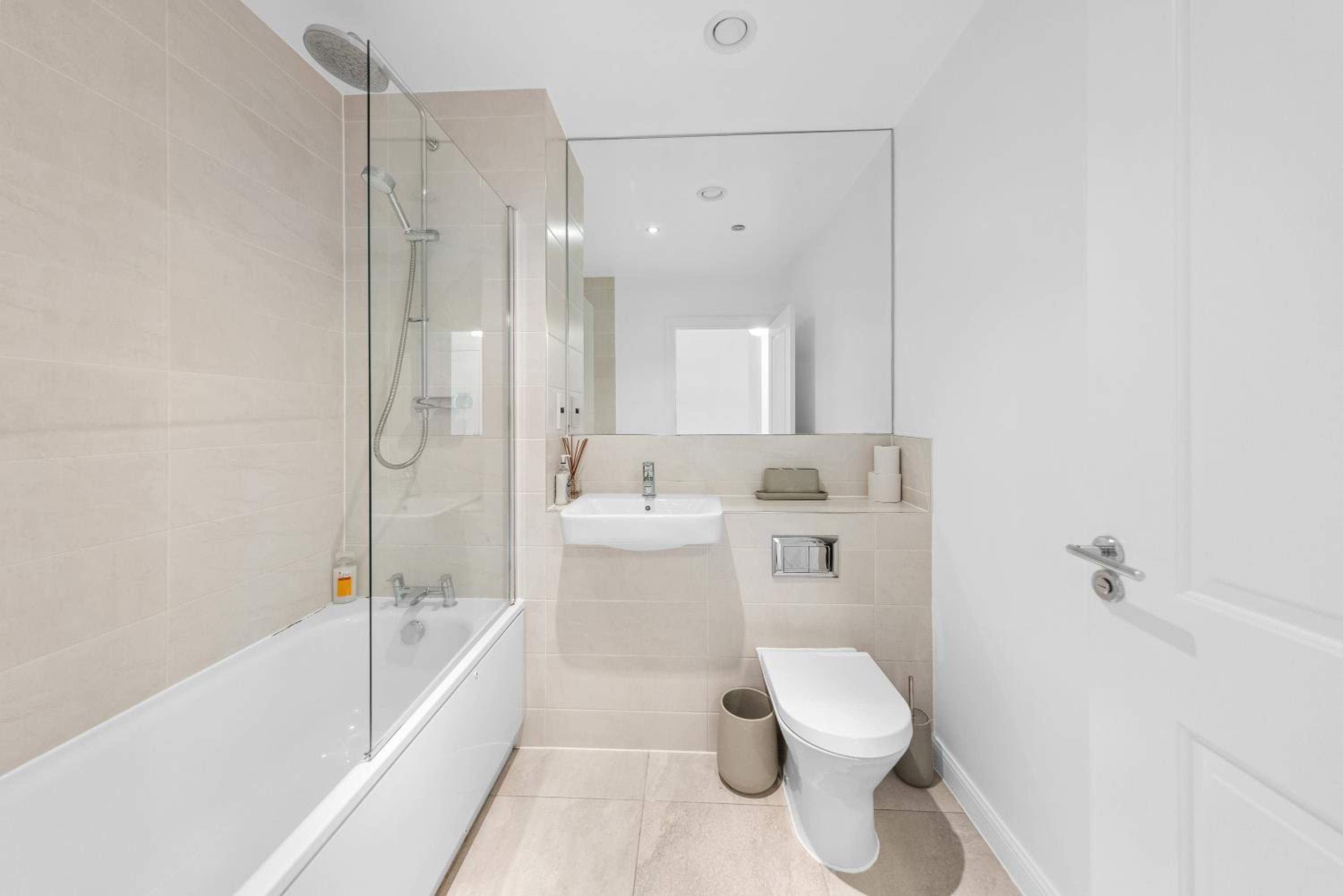 THE OAK - An Elegant 2 Bedroom House in Dartford - London Zone 8 view 4