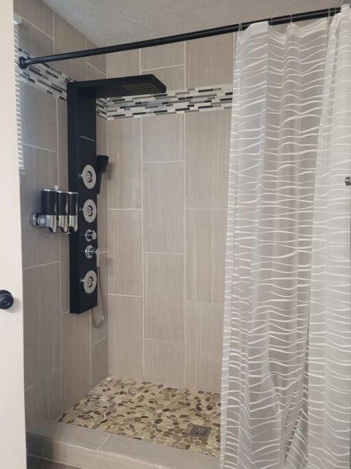 Fayetteville Vacations - 4 bd home close to Fort Liberty - Property Image 17
