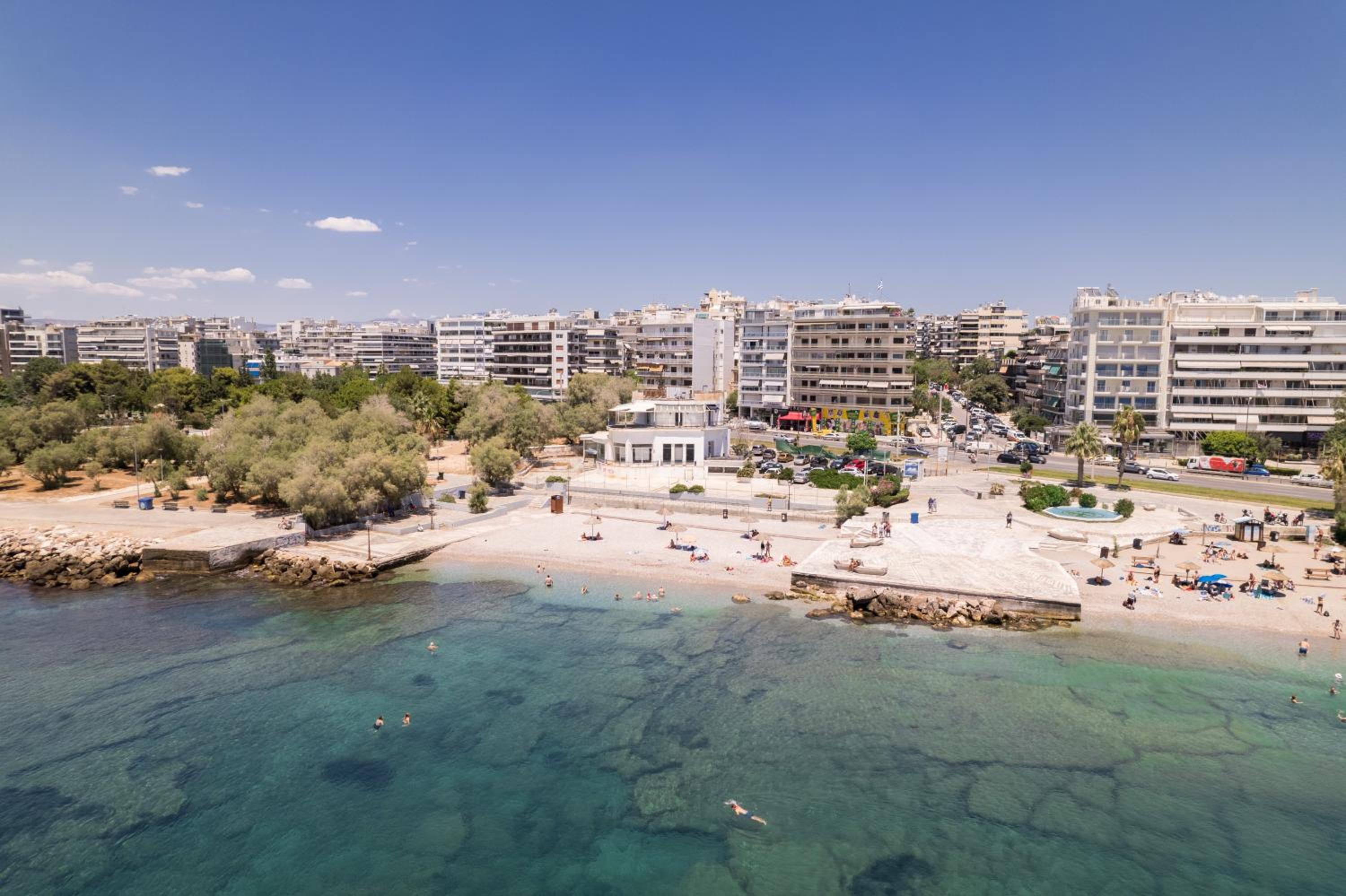 Lovely seaside apartment next to Starbucks opposite the beach park of Flisvos
