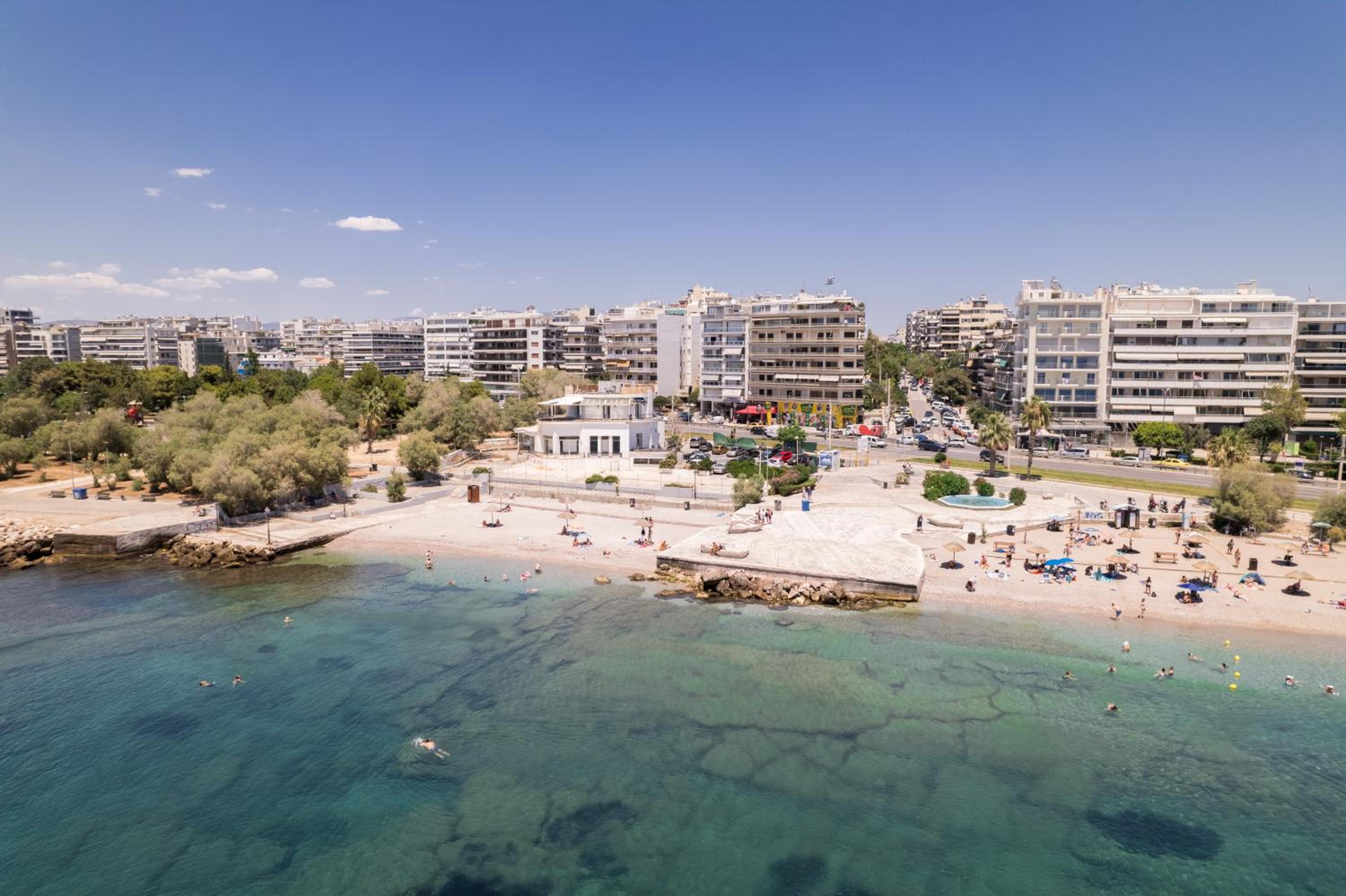 Lovely seaside apartment next to Starbucks opposite the beach park of Flisvos