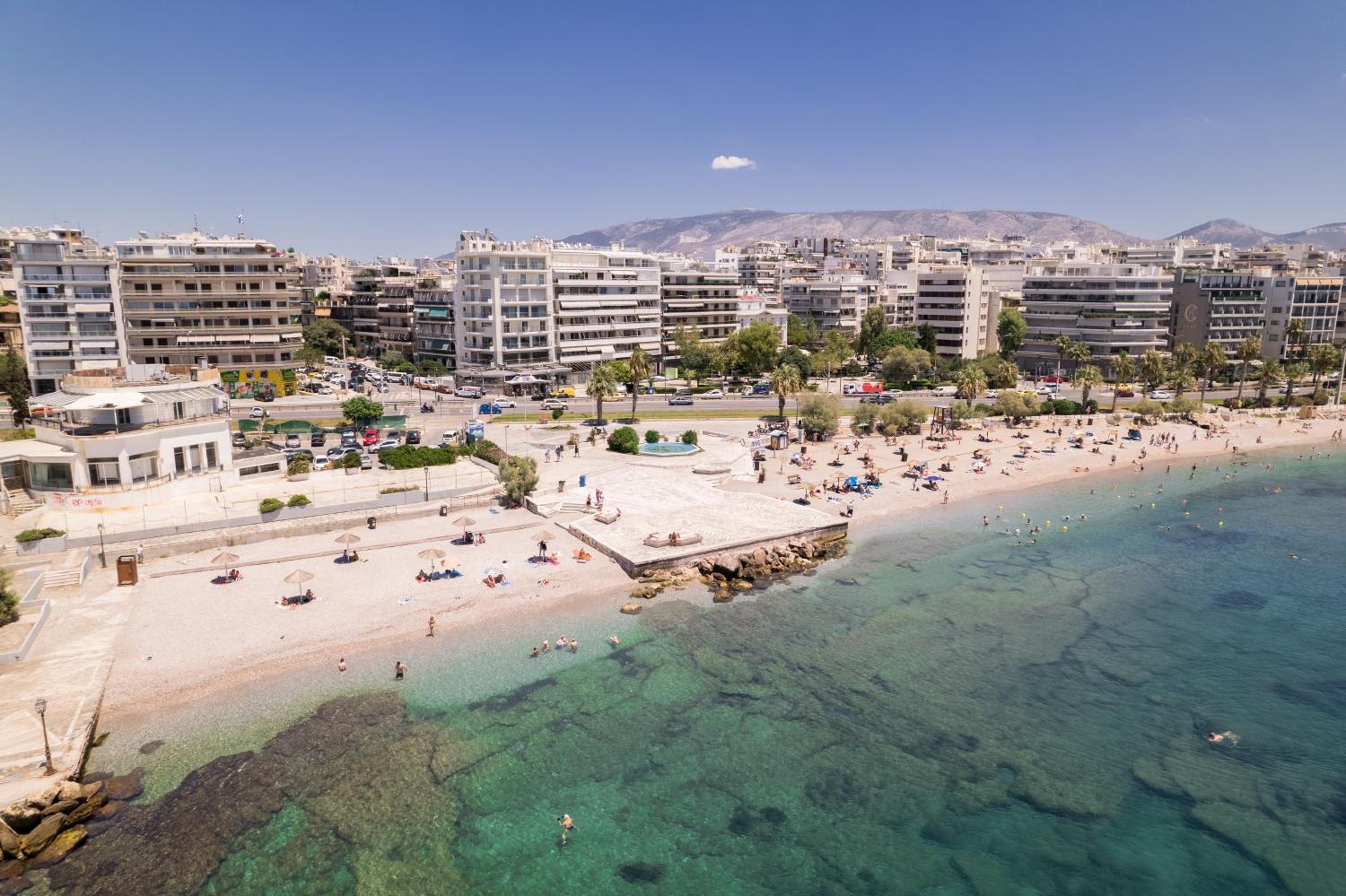 Lovely seaside apartment next to Starbucks opposite the beach park of Flisvos