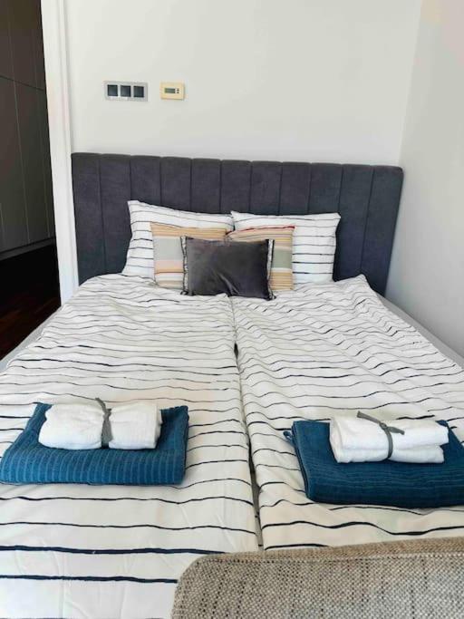 Luxury flat in downtown with free parking view 2