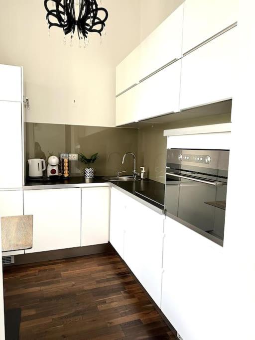 Luxury flat in downtown with free parking view 4