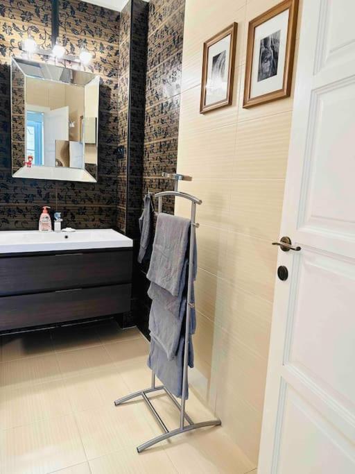 Luxury flat in downtown with free parking view 5