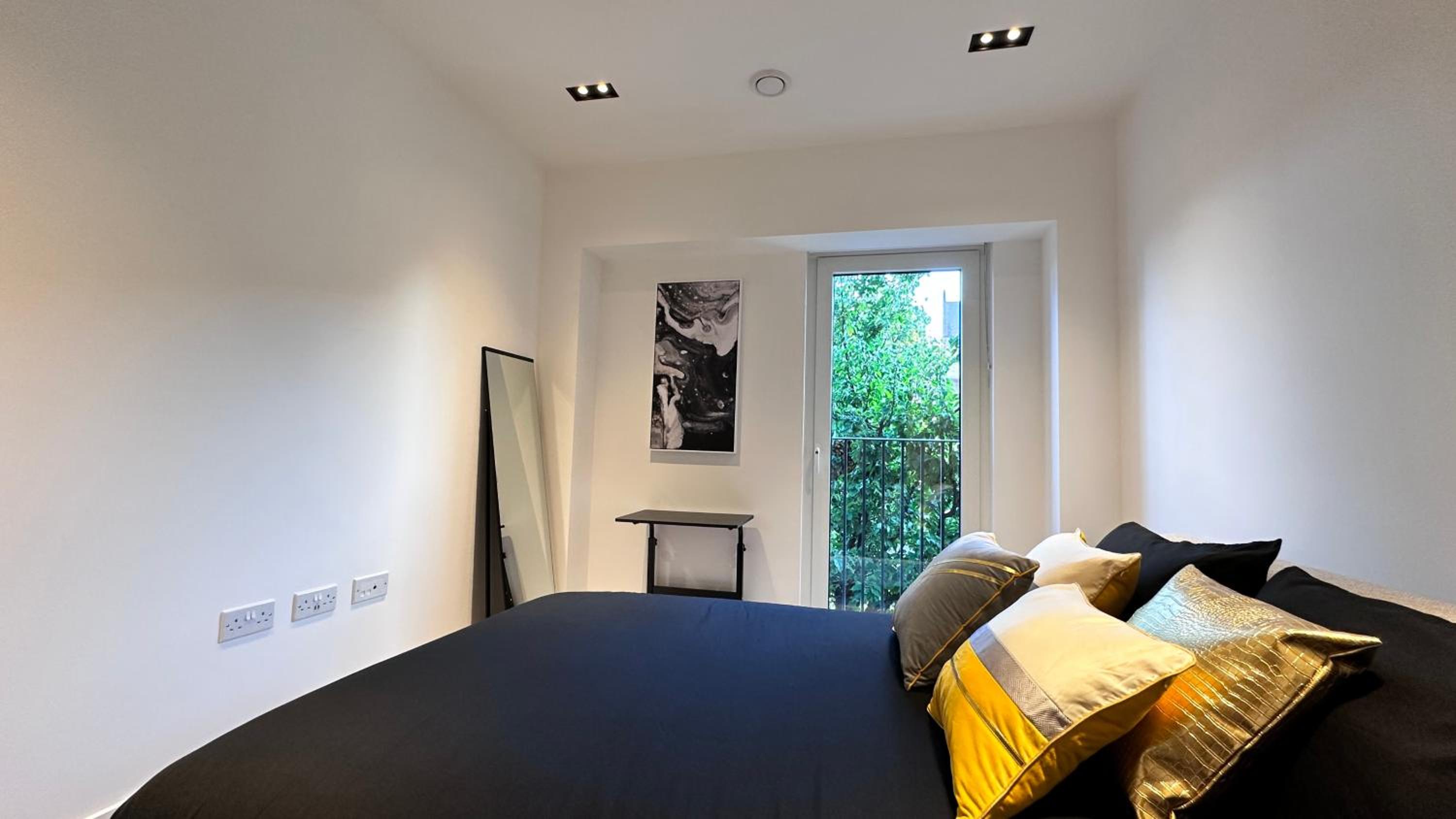 Versace Suite Balcony 1GB WIFI Netflix HDTV view 4