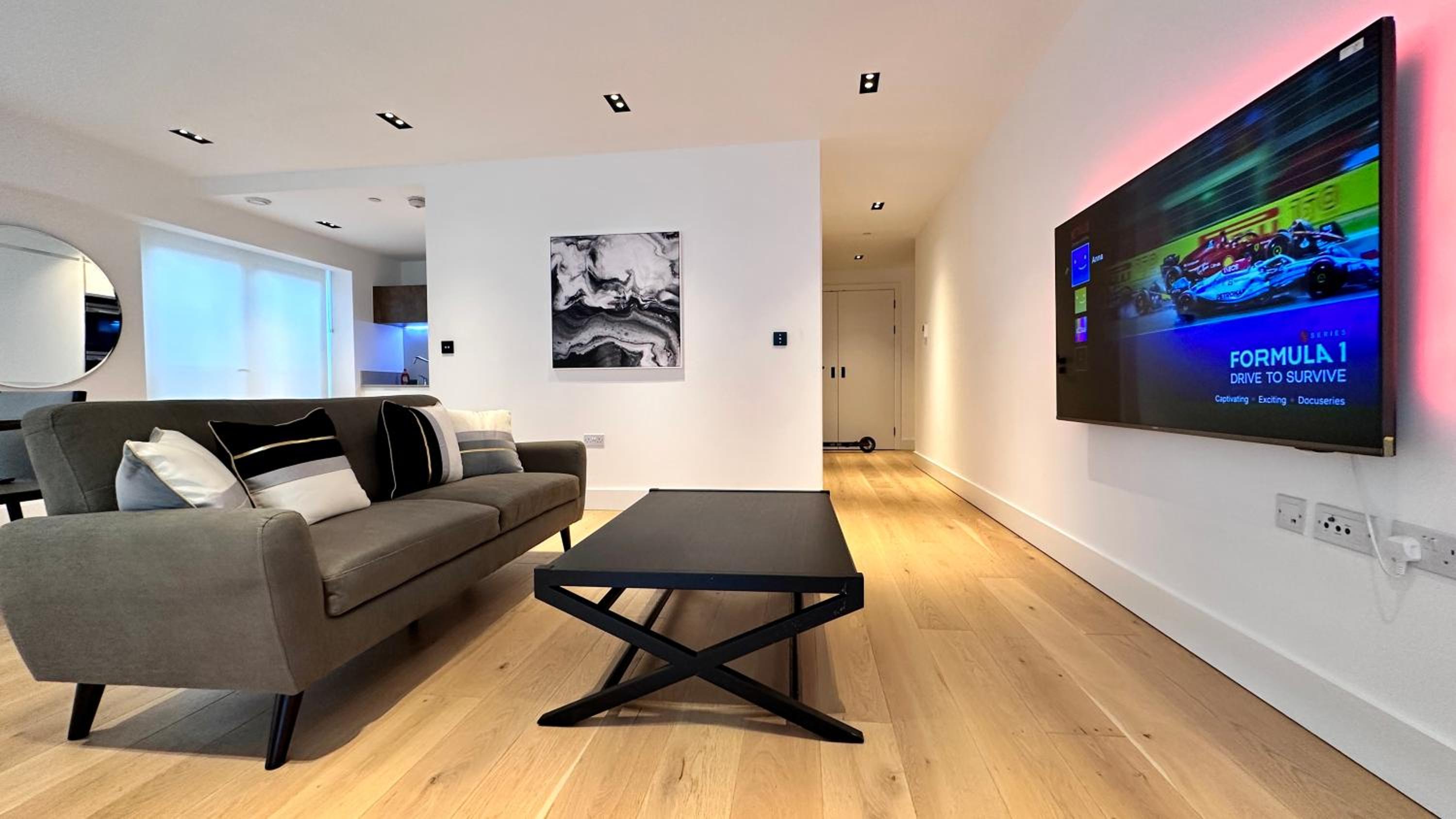 Versace Suite Balcony 1GB WIFI Netflix HDTV view 5