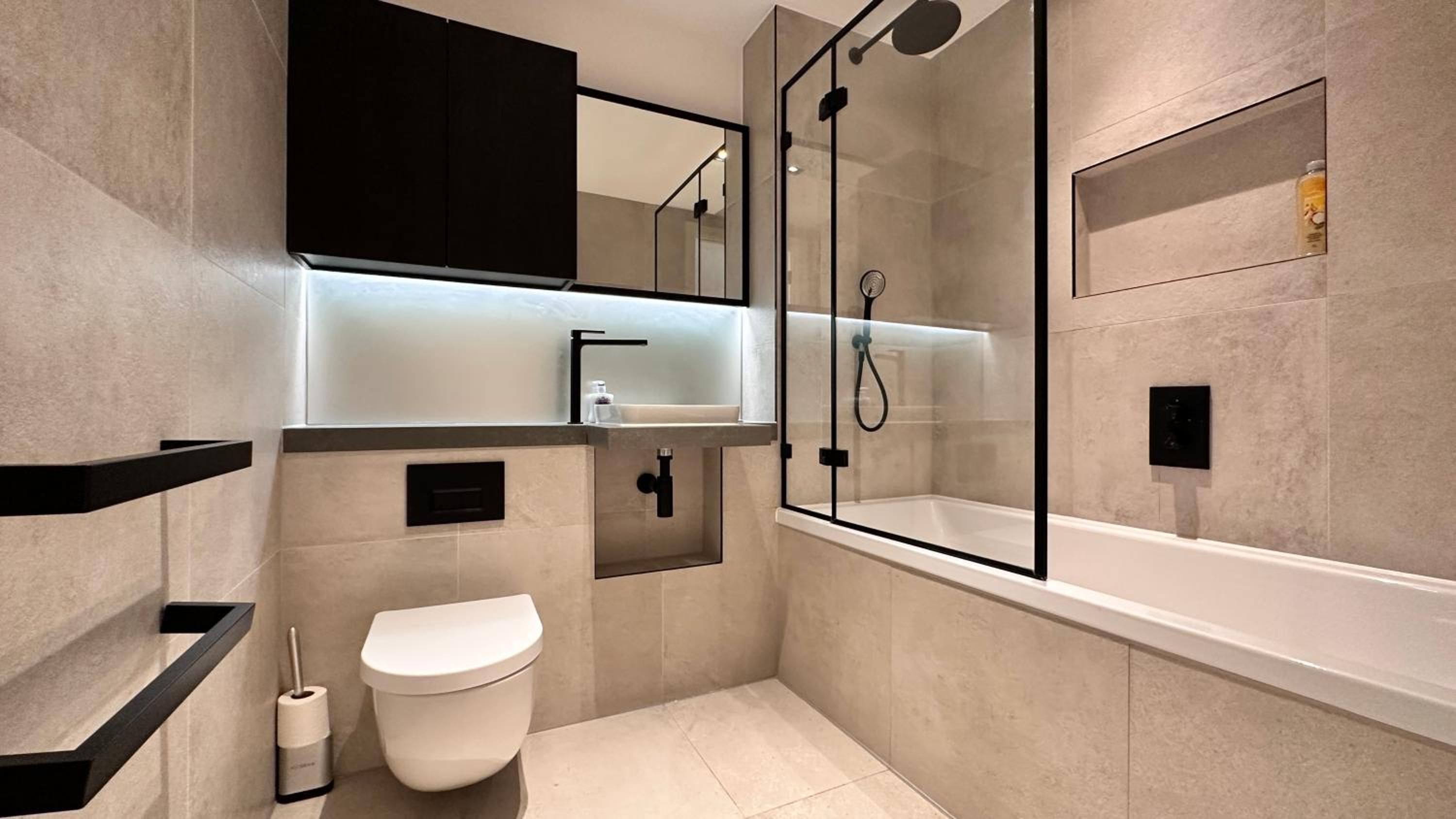 Versace Suite Balcony 1GB WIFI Netflix HDTV view 3