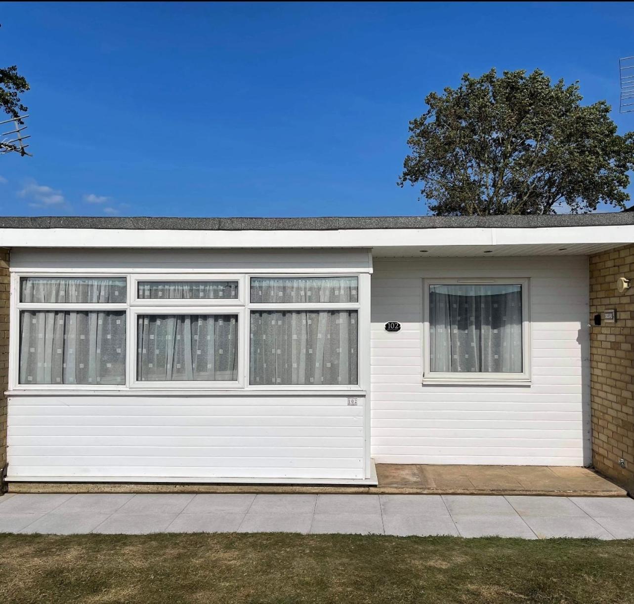 102 M and T Chalets Sunbeach,Scartby Near great Yarmouth 2 bed south facing Chalet view 4