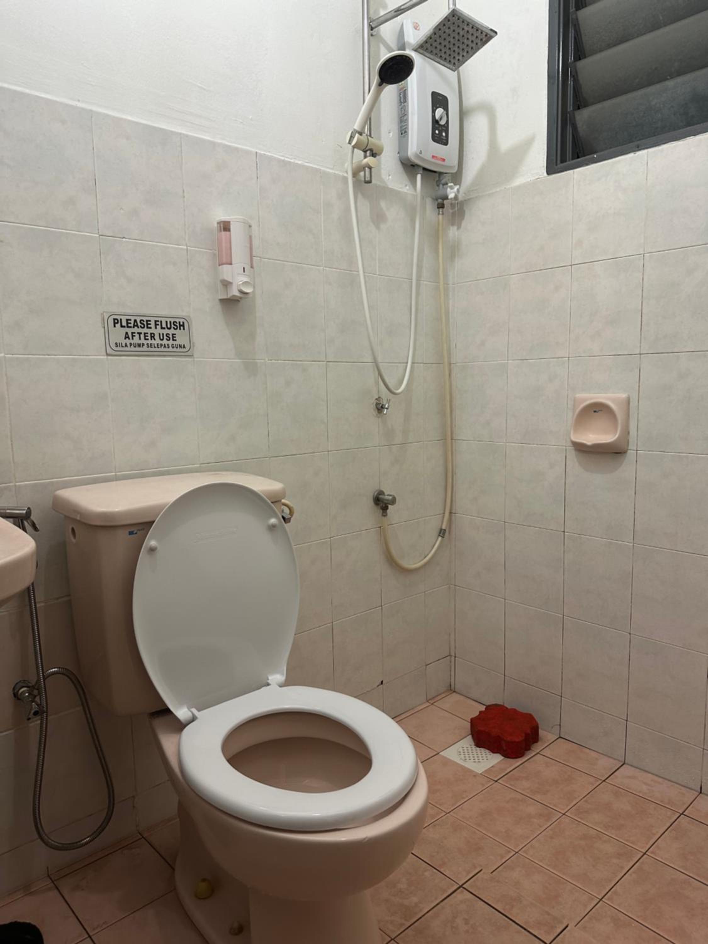 Desa Damai Homestay fully air cond and self check in #7 pax