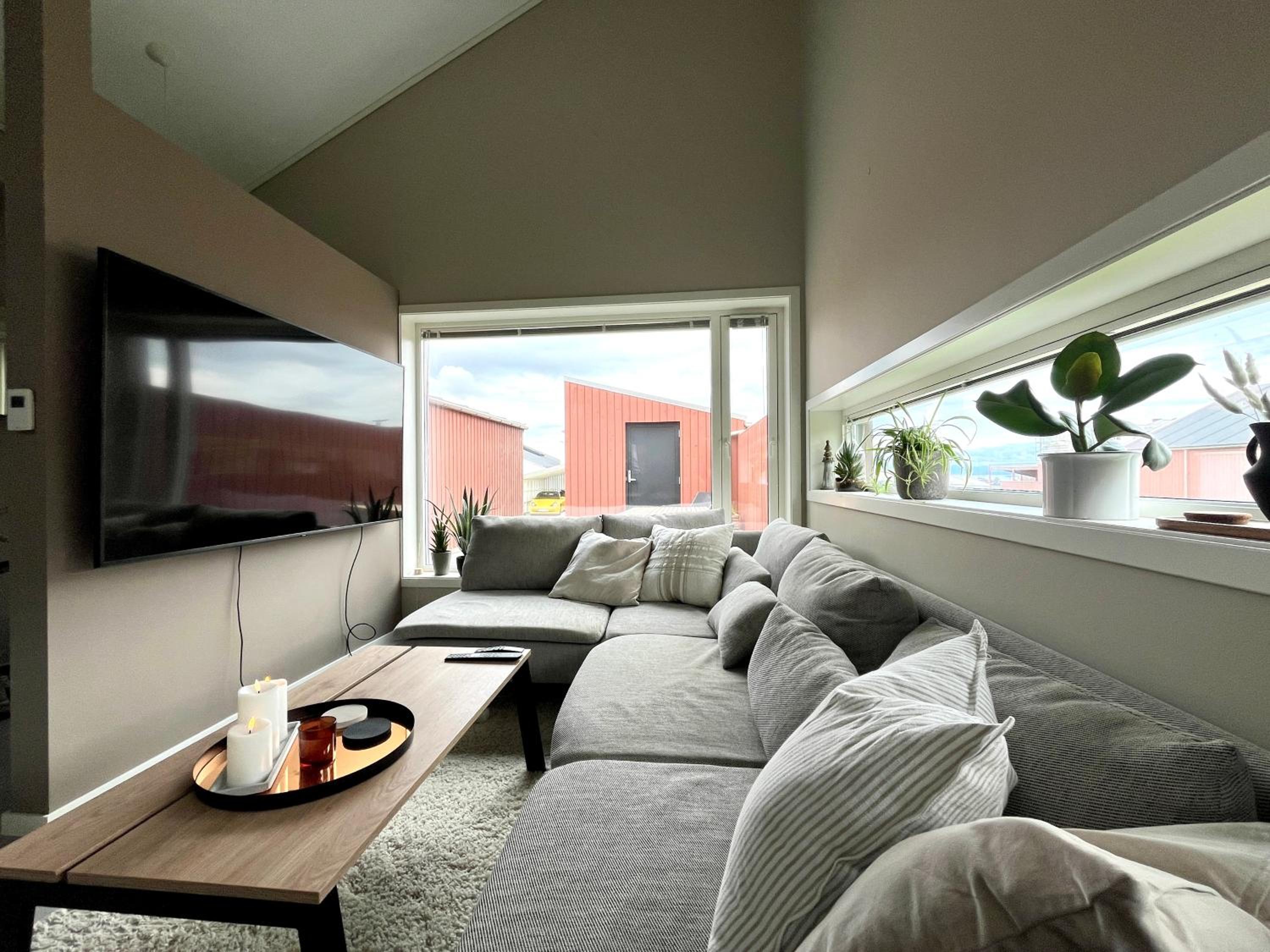 Terraced house with carport and sunny outdoor areas