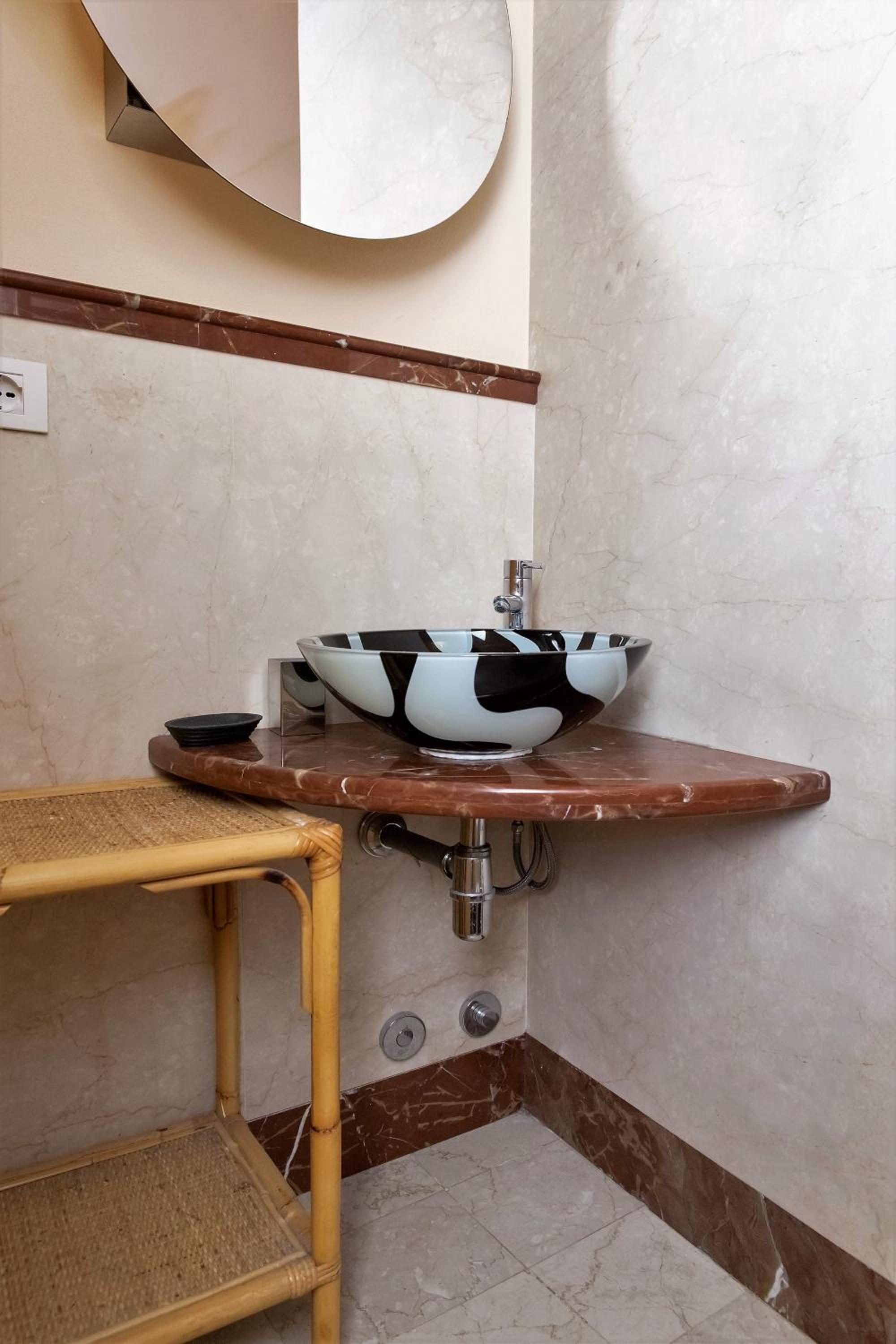 Cavour33 en Massa — bathroom