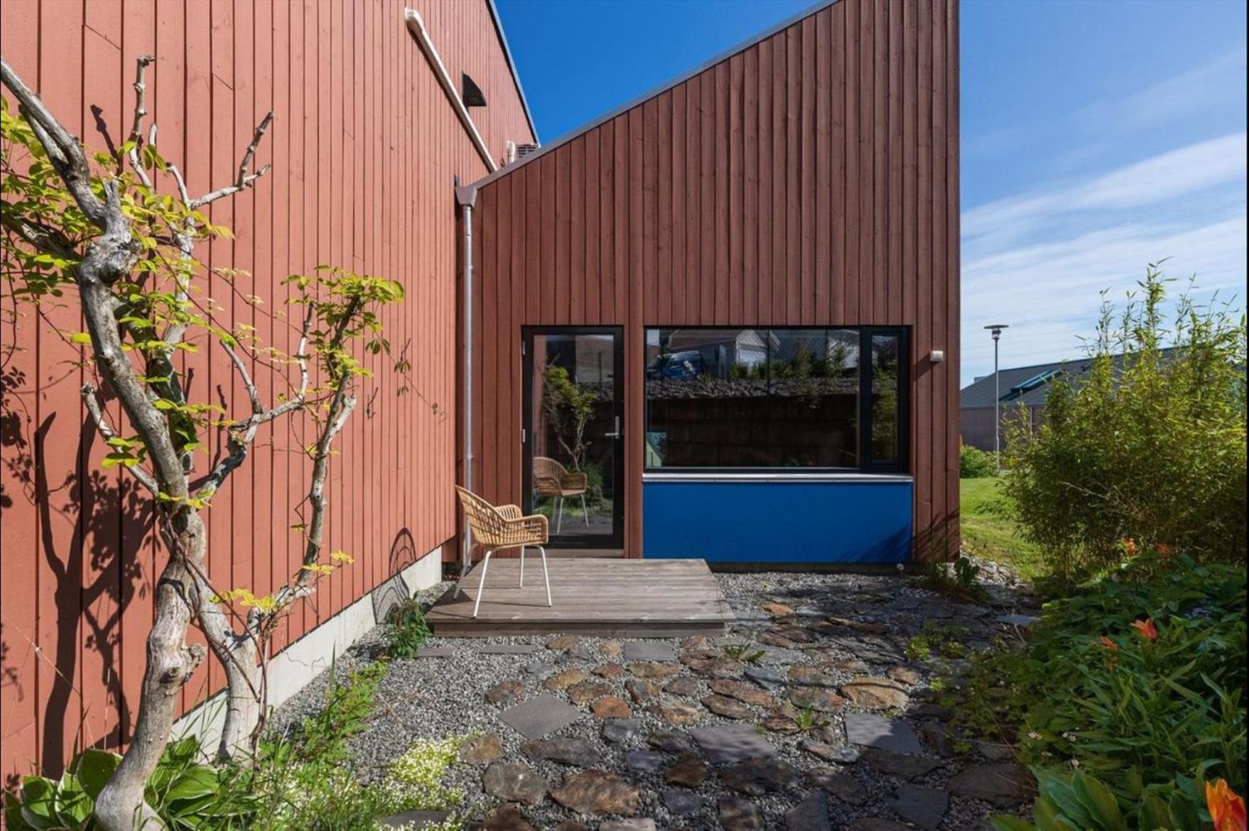 Terraced house with carport and sunny outdoor areas