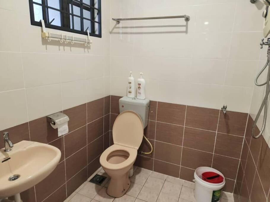5min to town IPOH garden east tambun cottage 4br 16 pax photo 2