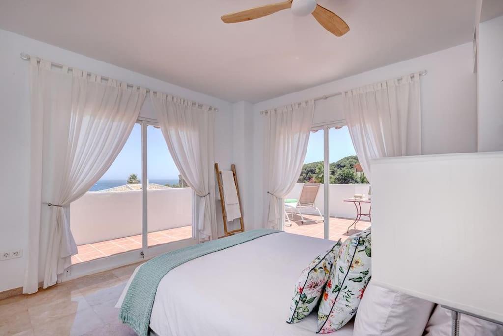 034 Luxury La Cala Villa, Private Pool and Sea Views