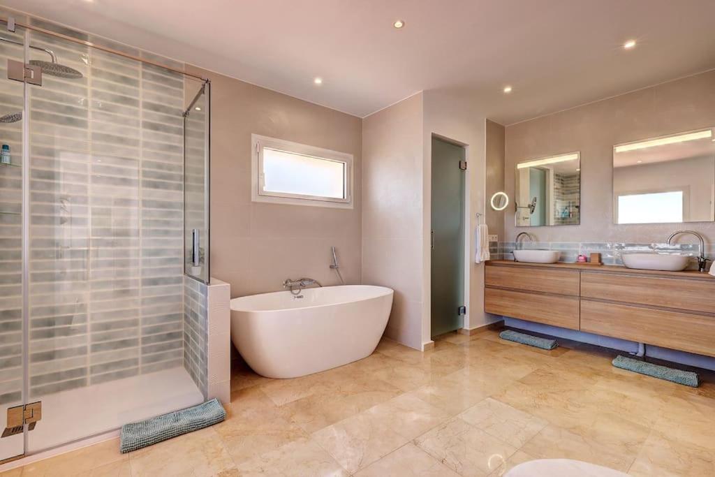 034 Luxury La Cala Villa, Private Pool and Sea Views
