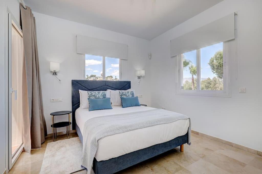 034 Luxury La Cala Villa, Private Pool and Sea Views