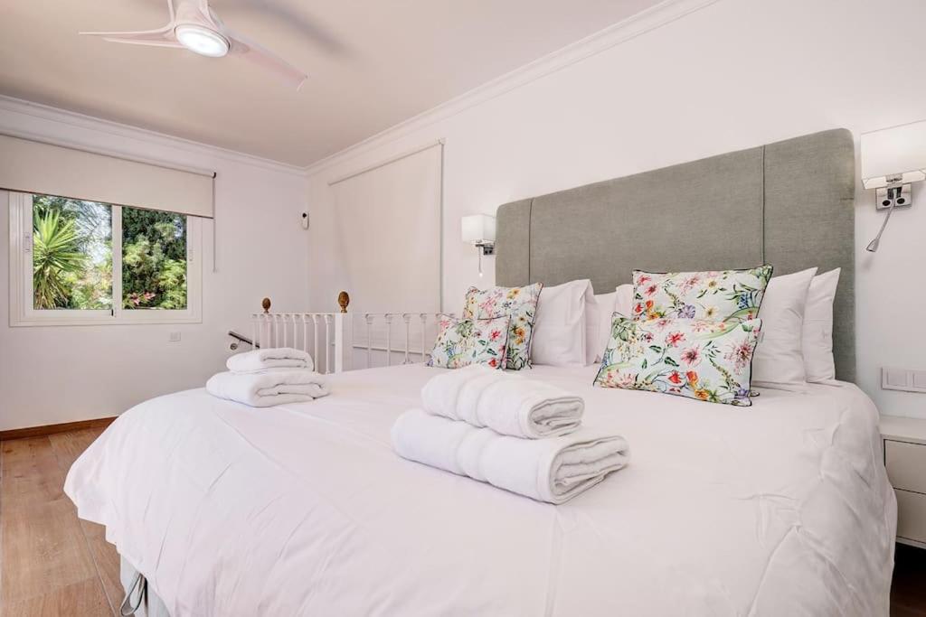 034 Luxury La Cala Villa, Private Pool and Sea Views