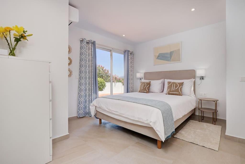 034 Luxury La Cala Villa, Private Pool and Sea Views