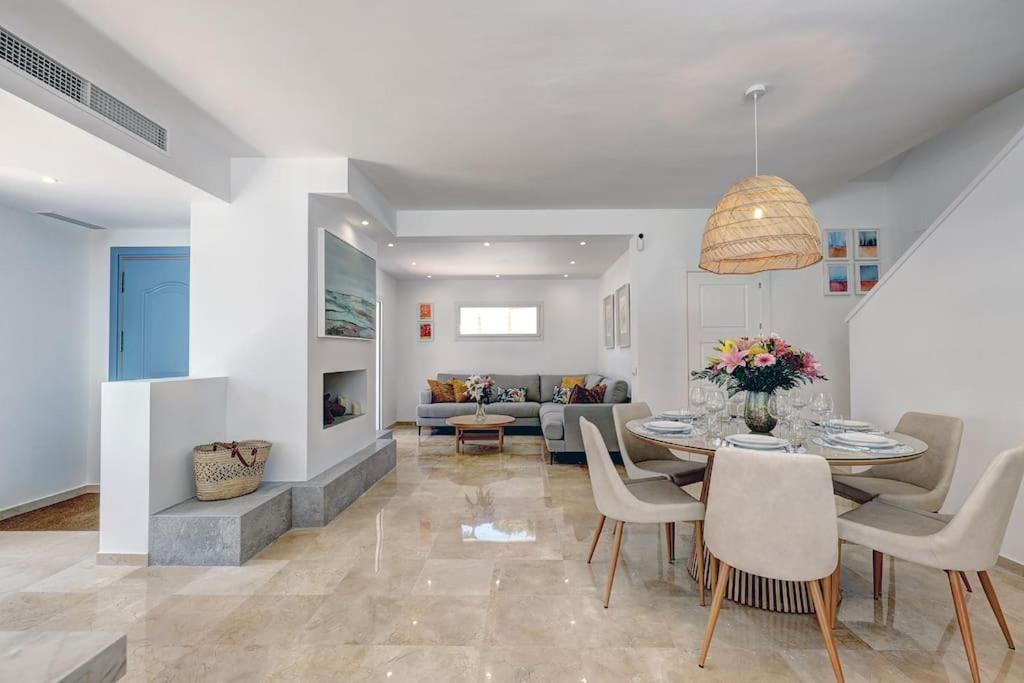 034 Luxury La Cala Villa, Private Pool and Sea Views