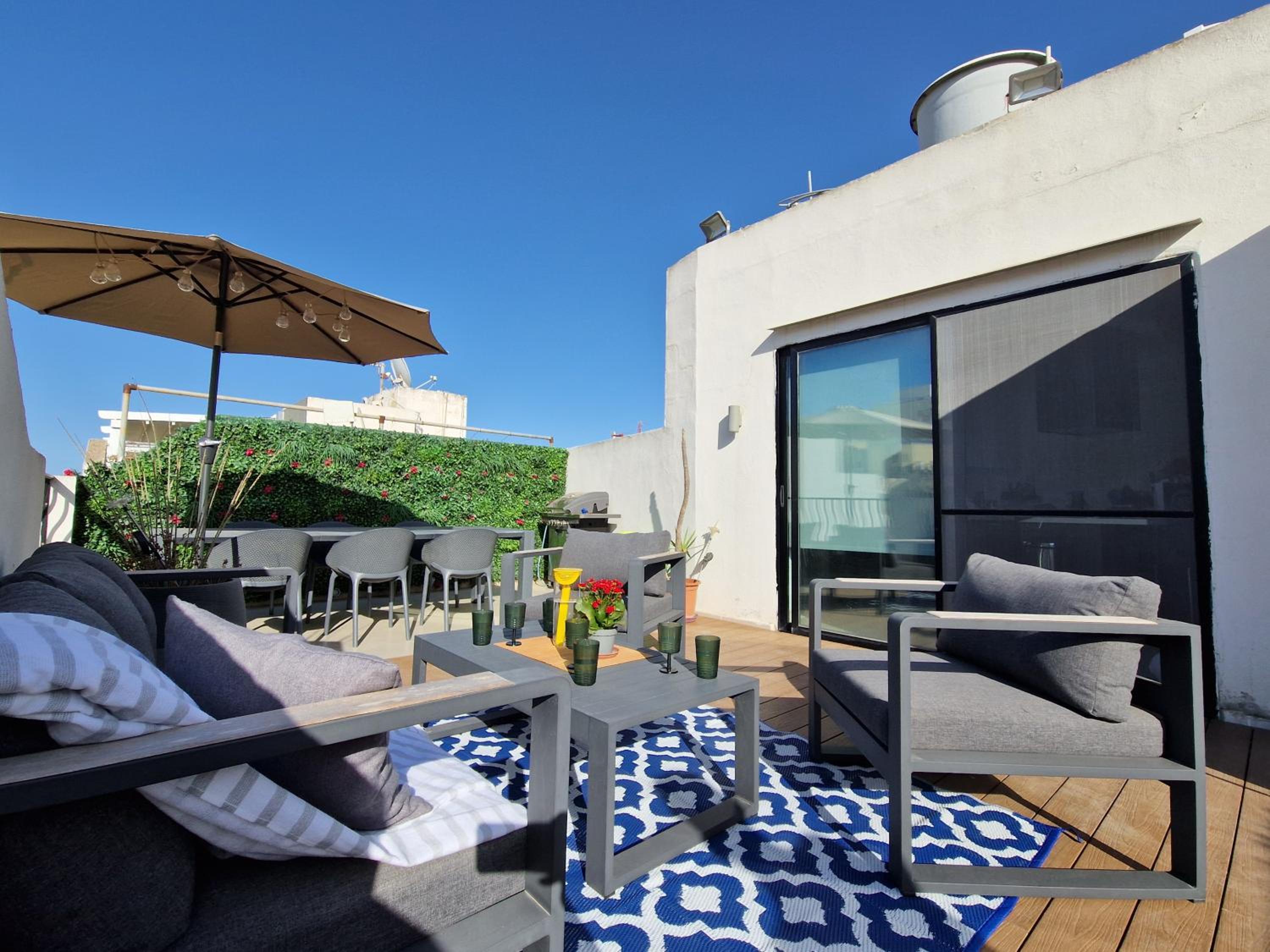 Oak Terrace - Spacious Penthouse in St Julians w Terrace and BBQ Grill — St Julian's