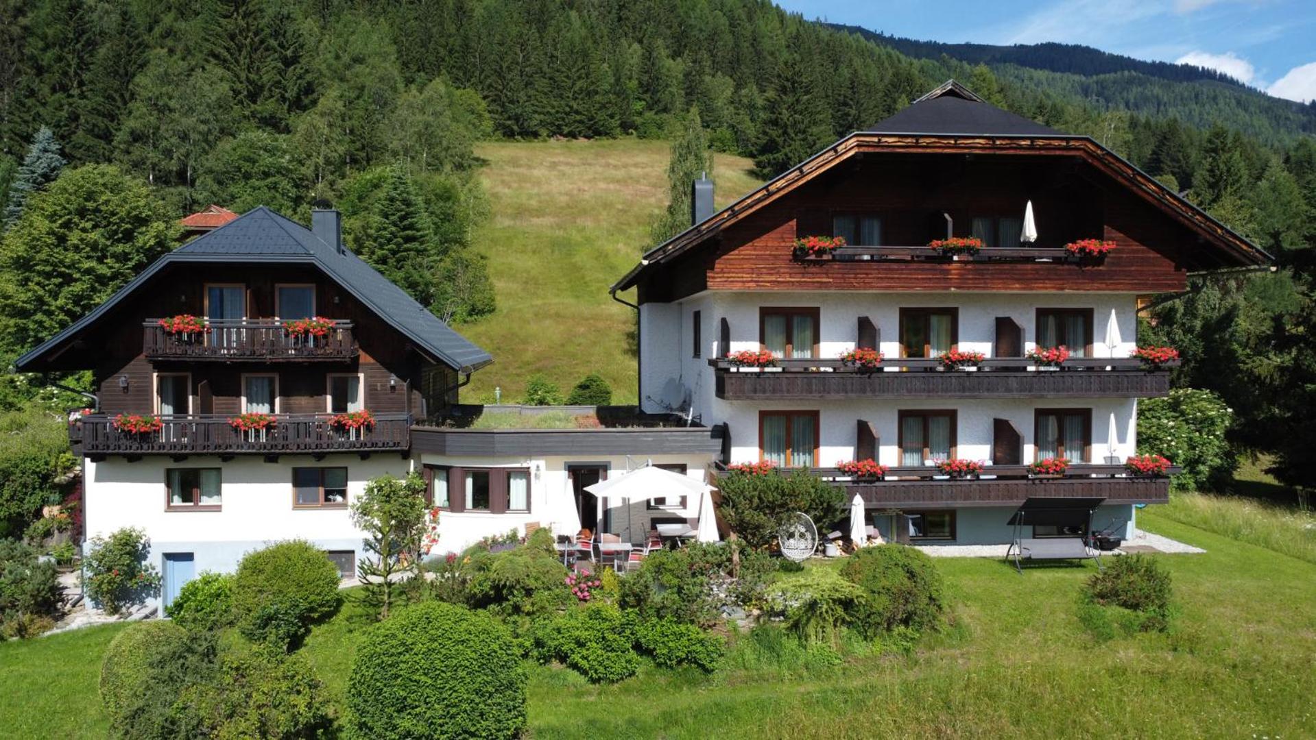 Pension & Appartements Ronacherhof -Mountain Hideaway Slopeside