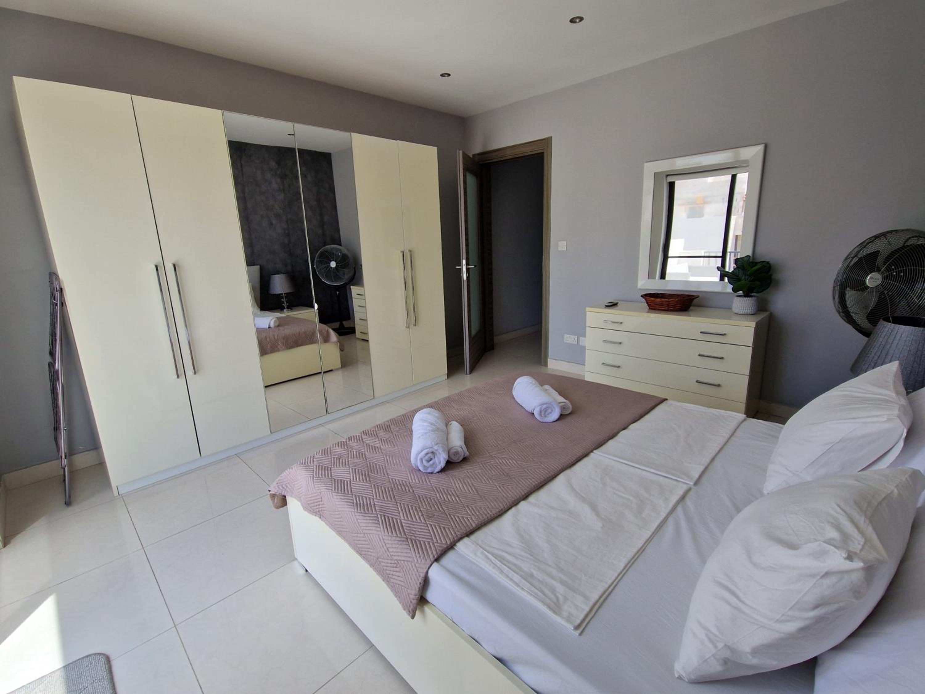 Oak Terrace - Spacious Penthouse in St Julians w Terrace and BBQ Grill photo 3