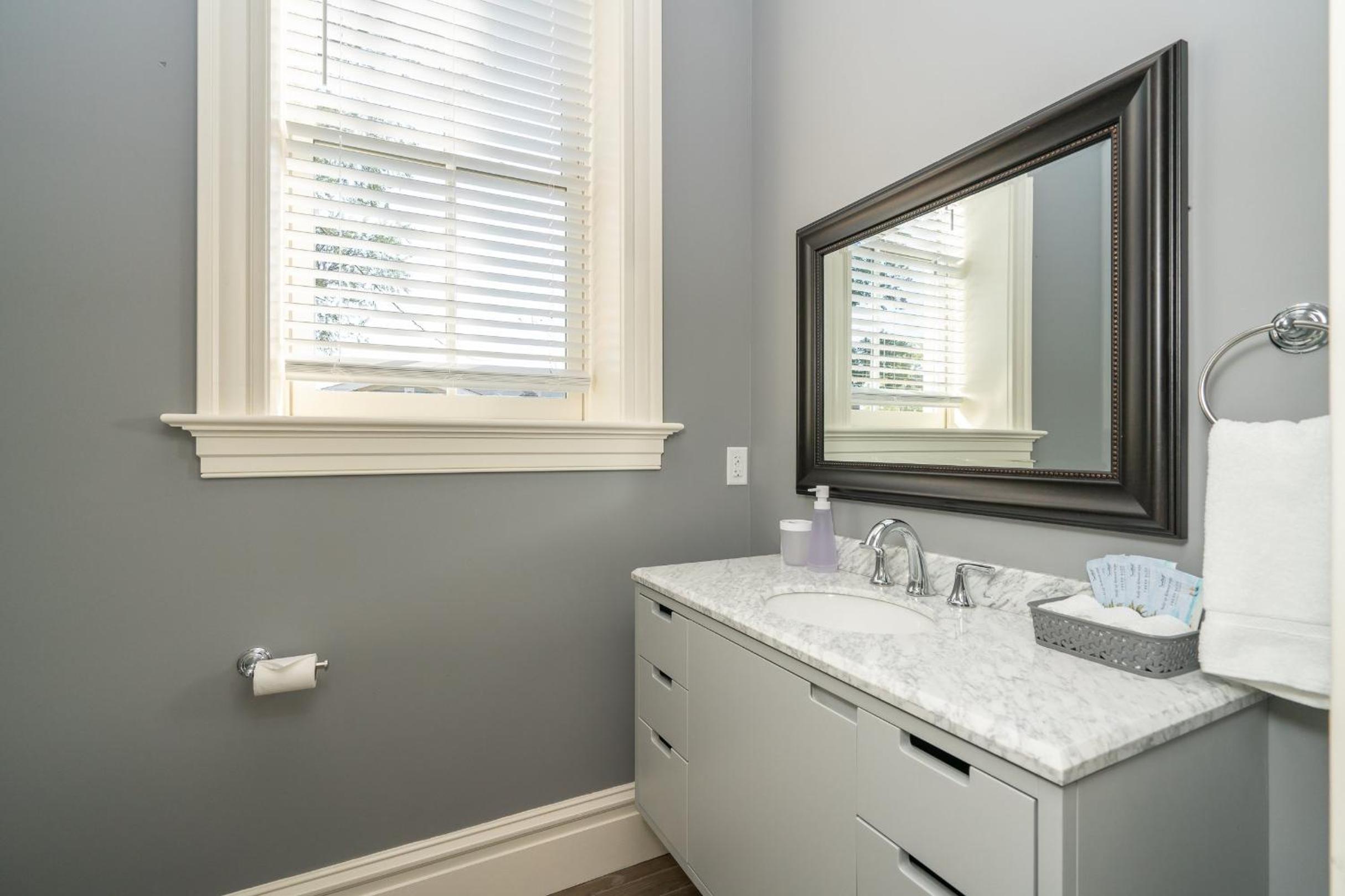 Parkside Comfort | JZ Vacation Rentals view 3